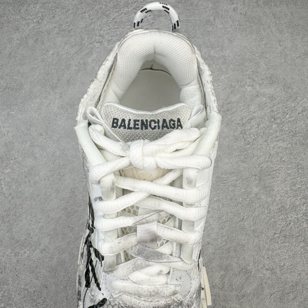 图片[5]-＃XA BALENCIAGA Runner Sneaker 巴黎世家七代慢跑系列低帮复古野跑潮流运动鞋老爹鞋 尼龙和网布材质 磨损效果 鞋头边缘印有尺码 背面浮印尺码 外侧印有跑者徽标 鞋舌刺绣 Balenciaga 品牌标识 鞋跟背面 Balenciaga品牌标识 材质采用65%聚氨酯、35%聚酯纤维 全新 Runner 鞋型轮廓借鉴于 2000 年初的复古线条 搭载大网眼面料制成鞋面基础 由粉色、白色尼龍与橡胶质地覆盖鞋面诠释线条感 当中透过几道手缝线与折损痕更是精准的掌握历经时间淬炼的破旧痕迹 延续其手法至鞋领、鞋跟、鞋带、中底等部分均饰有破损及脏污之貌 尤其是鞋领处与鞋带孔眼条更是采用不规则做旧技术将内容物泡棉随机露出 尺码：35 36 37 38 39 40 41 42 43 44 45 46-选品中心