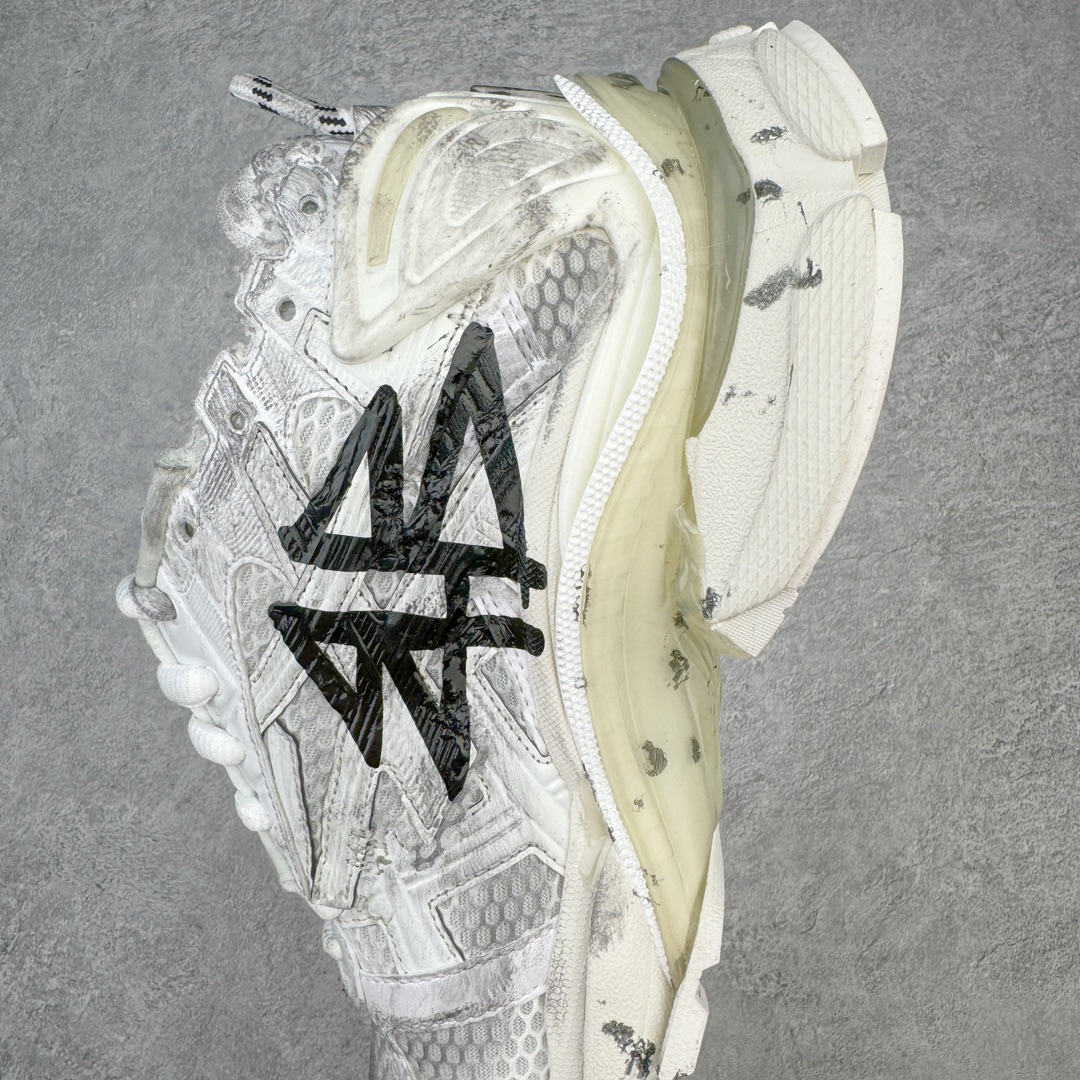 图片[7]-＃XA BALENCIAGA Runner Sneaker 巴黎世家七代慢跑系列低帮复古野跑潮流运动鞋老爹鞋 尼龙和网布材质 磨损效果 鞋头边缘印有尺码 背面浮印尺码 外侧印有跑者徽标 鞋舌刺绣 Balenciaga 品牌标识 鞋跟背面 Balenciaga品牌标识 材质采用65%聚氨酯、35%聚酯纤维 全新 Runner 鞋型轮廓借鉴于 2000 年初的复古线条 搭载大网眼面料制成鞋面基础 由粉色、白色尼龍与橡胶质地覆盖鞋面诠释线条感 当中透过几道手缝线与折损痕更是精准的掌握历经时间淬炼的破旧痕迹 延续其手法至鞋领、鞋跟、鞋带、中底等部分均饰有破损及脏污之貌 尤其是鞋领处与鞋带孔眼条更是采用不规则做旧技术将内容物泡棉随机露出 尺码：35 36 37 38 39 40 41 42 43 44 45 46-选品中心