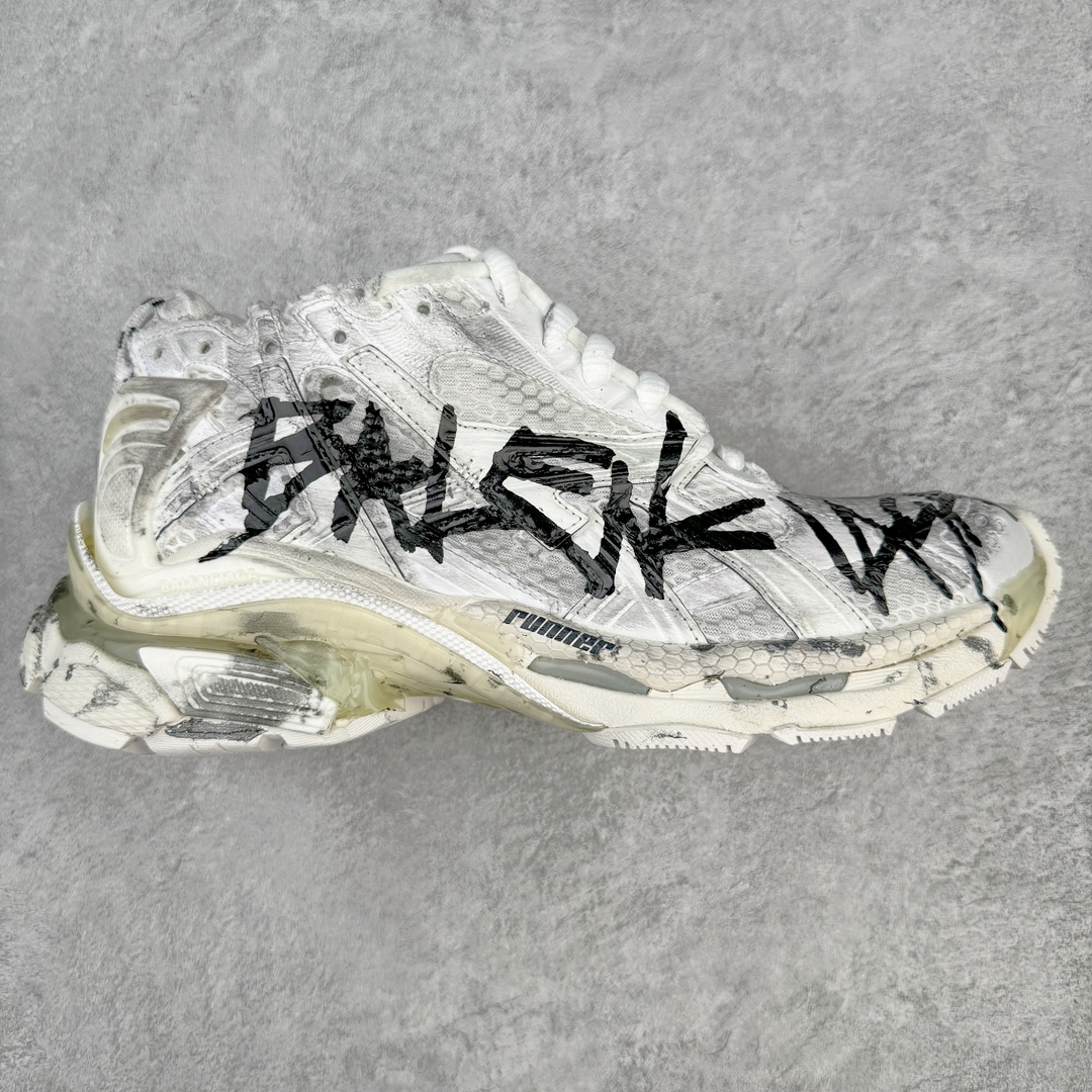 ＃XA BALENCIAGA Runner Sneaker 巴黎世家七代慢跑系列低帮复古野跑潮流运动鞋老爹鞋 尼龙和网布材质 磨损效果 鞋头边缘印有尺码 背面浮印尺码 外侧印有跑者徽标 鞋舌刺绣 Balenciaga 品牌标识 鞋跟背面 Balenciaga品牌标识 材质采用65%聚氨酯、35%聚酯纤维 全新 Runner 鞋型轮廓借鉴于 2000 年初的复古线条 搭载大网眼面料制成鞋面基础 由粉色、白色尼龍与橡胶质地覆盖鞋面诠释线条感 当中透过几道手缝线与折损痕更是精准的掌握历经时间淬炼的破旧痕迹 延续其手法至鞋领、鞋跟、鞋带、中底等部分均饰有破损及脏污之貌 尤其是鞋领处与鞋带孔眼条更是采用不规则做旧技术将内容物泡棉随机露出 尺码：35 36 37 38 39 40 41 42 43 44 45 46-选品中心