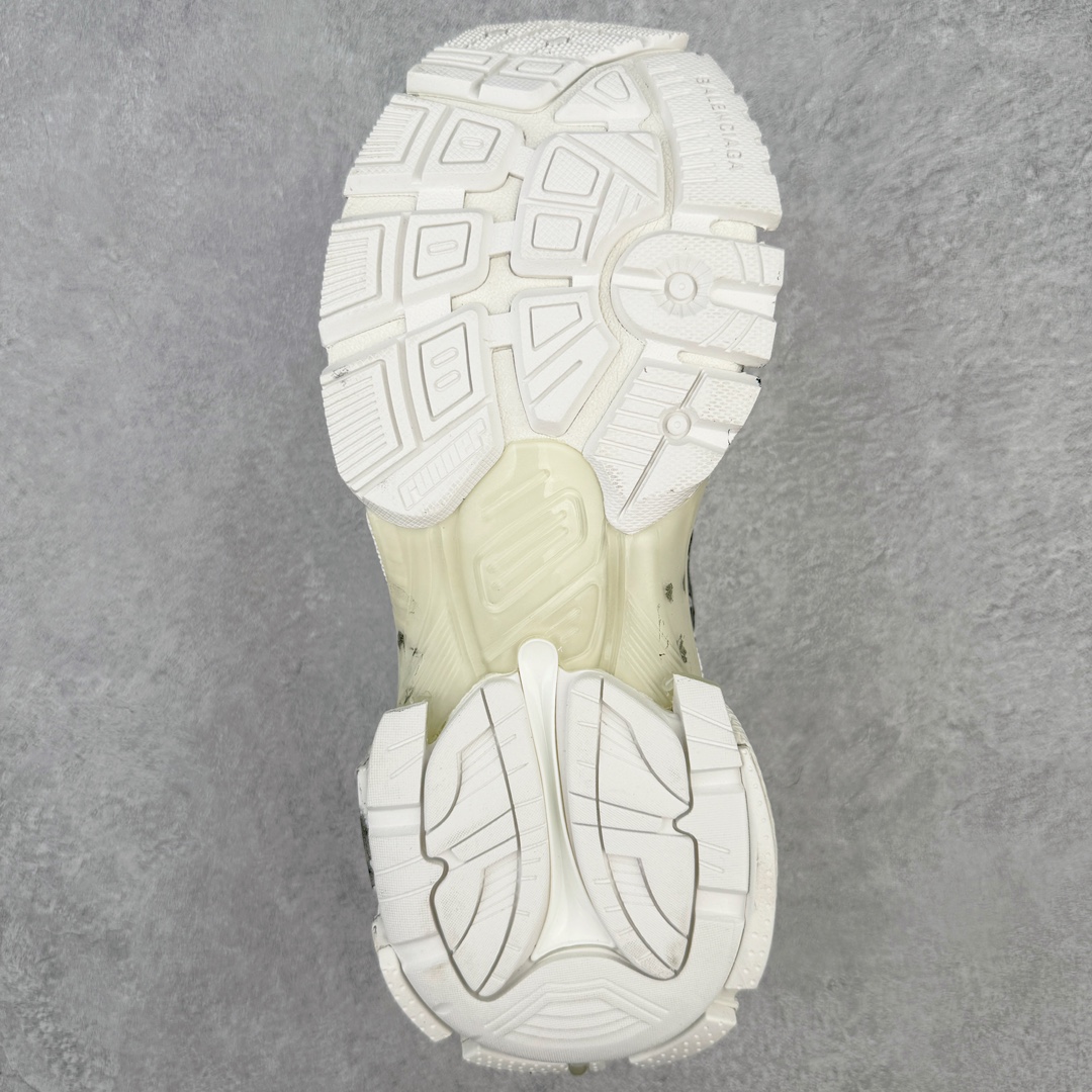 图片[9]-＃XA BALENCIAGA Runner Sneaker 巴黎世家七代慢跑系列低帮复古野跑潮流运动鞋老爹鞋 尼龙和网布材质 磨损效果 鞋头边缘印有尺码 背面浮印尺码 外侧印有跑者徽标 鞋舌刺绣 Balenciaga 品牌标识 鞋跟背面 Balenciaga品牌标识 材质采用65%聚氨酯、35%聚酯纤维 全新 Runner 鞋型轮廓借鉴于 2000 年初的复古线条 搭载大网眼面料制成鞋面基础 由粉色、白色尼龍与橡胶质地覆盖鞋面诠释线条感 当中透过几道手缝线与折损痕更是精准的掌握历经时间淬炼的破旧痕迹 延续其手法至鞋领、鞋跟、鞋带、中底等部分均饰有破损及脏污之貌 尤其是鞋领处与鞋带孔眼条更是采用不规则做旧技术将内容物泡棉随机露出 尺码：35 36 37 38 39 40 41 42 43 44 45 46-选品中心