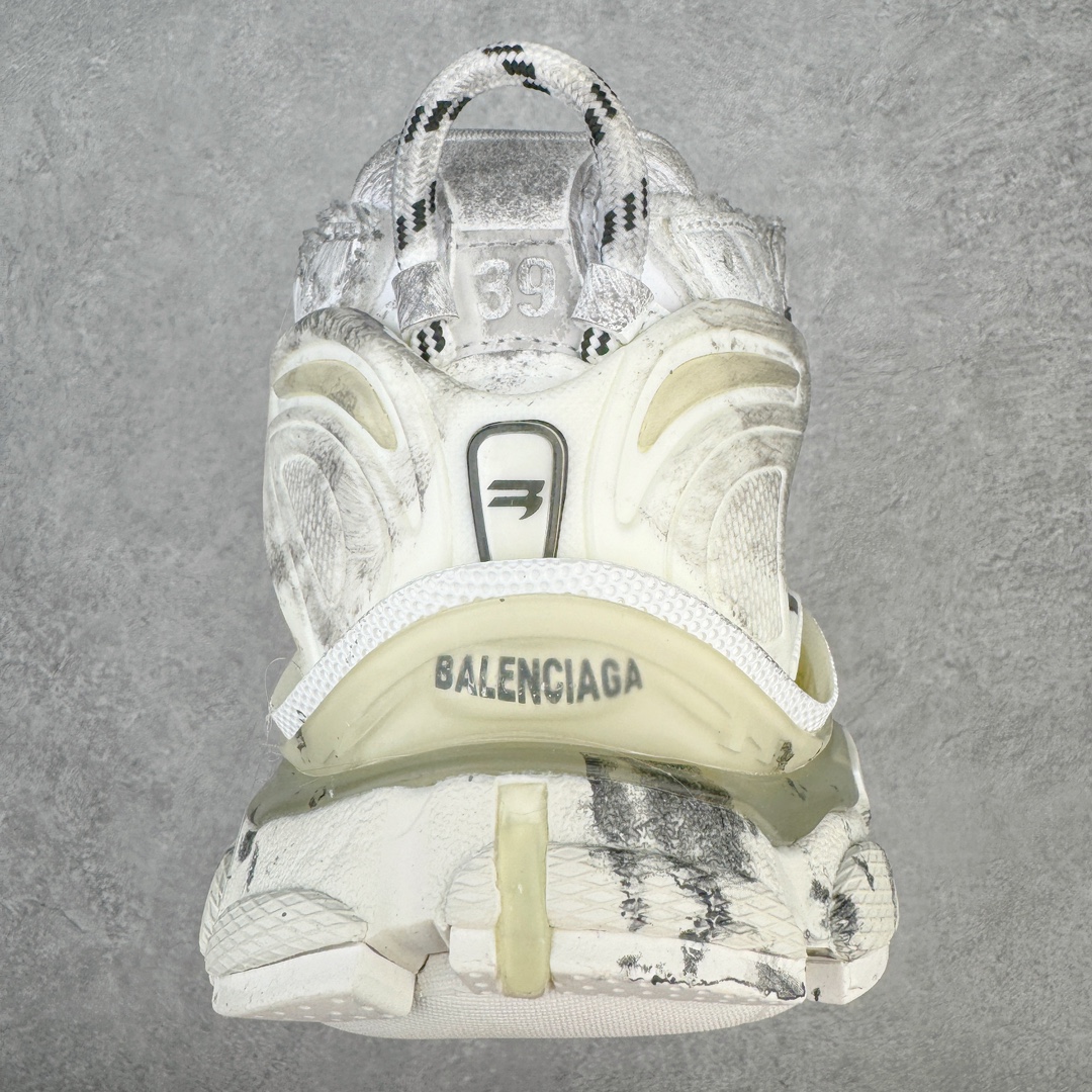 图片[8]-＃XA BALENCIAGA Runner Sneaker 巴黎世家七代慢跑系列低帮复古野跑潮流运动鞋老爹鞋 尼龙和网布材质 磨损效果 鞋头边缘印有尺码 背面浮印尺码 外侧印有跑者徽标 鞋舌刺绣 Balenciaga 品牌标识 鞋跟背面 Balenciaga品牌标识 材质采用65%聚氨酯、35%聚酯纤维 全新 Runner 鞋型轮廓借鉴于 2000 年初的复古线条 搭载大网眼面料制成鞋面基础 由粉色、白色尼龍与橡胶质地覆盖鞋面诠释线条感 当中透过几道手缝线与折损痕更是精准的掌握历经时间淬炼的破旧痕迹 延续其手法至鞋领、鞋跟、鞋带、中底等部分均饰有破损及脏污之貌 尤其是鞋领处与鞋带孔眼条更是采用不规则做旧技术将内容物泡棉随机露出 尺码：35 36 37 38 39 40 41 42 43 44 45 46-选品中心