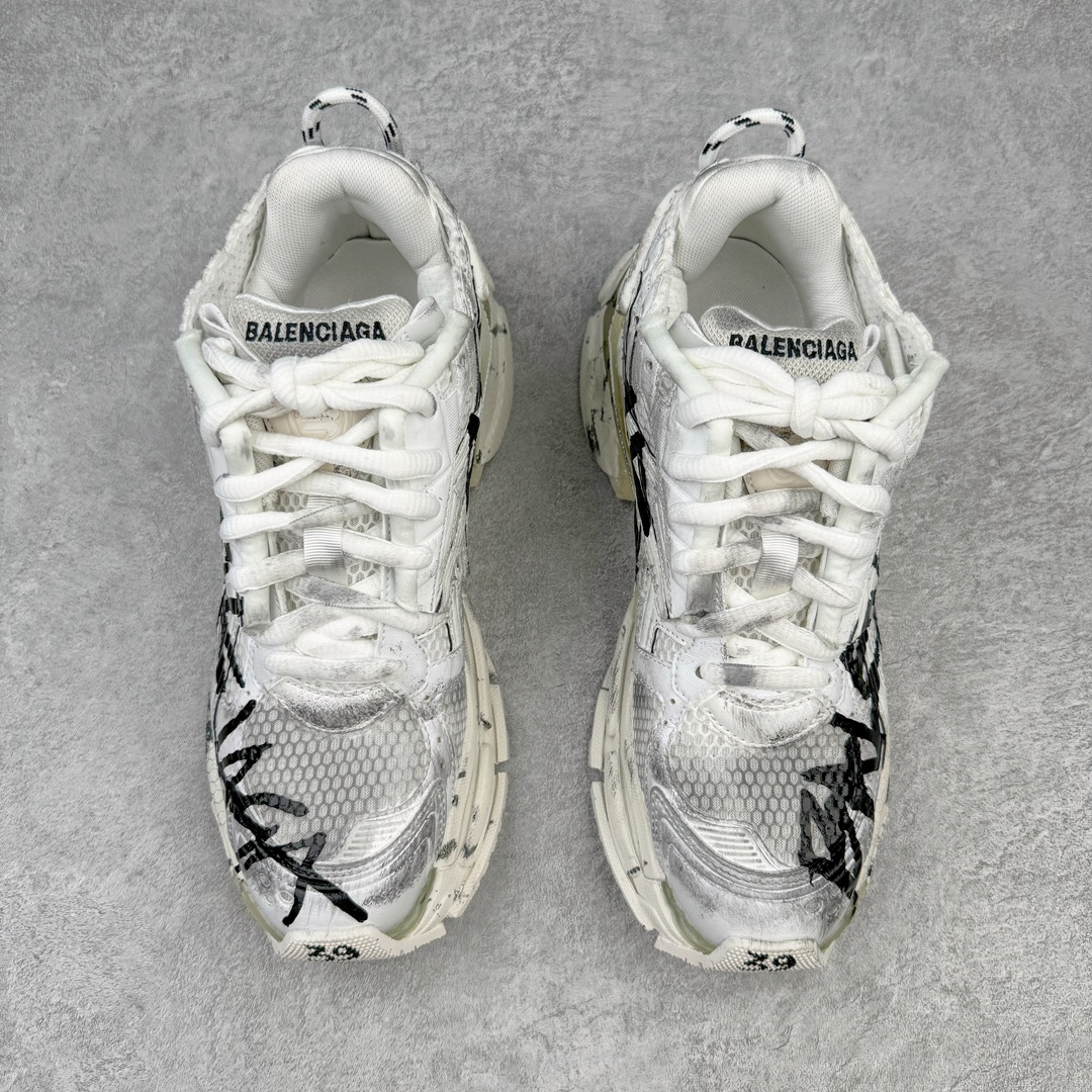 图片[2]-＃XA BALENCIAGA Runner Sneaker 巴黎世家七代慢跑系列低帮复古野跑潮流运动鞋老爹鞋 尼龙和网布材质 磨损效果 鞋头边缘印有尺码 背面浮印尺码 外侧印有跑者徽标 鞋舌刺绣 Balenciaga 品牌标识 鞋跟背面 Balenciaga品牌标识 材质采用65%聚氨酯、35%聚酯纤维 全新 Runner 鞋型轮廓借鉴于 2000 年初的复古线条 搭载大网眼面料制成鞋面基础 由粉色、白色尼龍与橡胶质地覆盖鞋面诠释线条感 当中透过几道手缝线与折损痕更是精准的掌握历经时间淬炼的破旧痕迹 延续其手法至鞋领、鞋跟、鞋带、中底等部分均饰有破损及脏污之貌 尤其是鞋领处与鞋带孔眼条更是采用不规则做旧技术将内容物泡棉随机露出 尺码：35 36 37 38 39 40 41 42 43 44 45 46-选品中心
