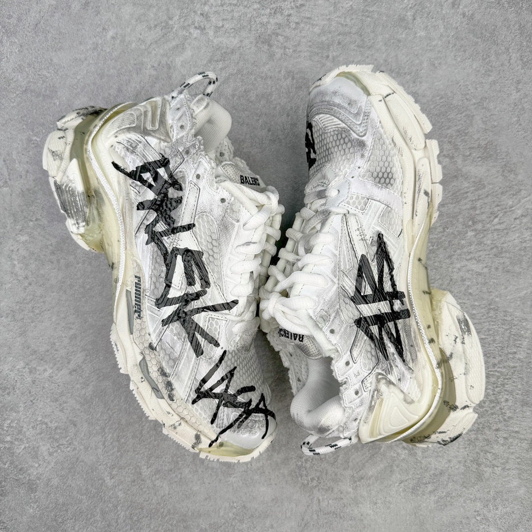 图片[3]-＃XA BALENCIAGA Runner Sneaker 巴黎世家七代慢跑系列低帮复古野跑潮流运动鞋老爹鞋 尼龙和网布材质 磨损效果 鞋头边缘印有尺码 背面浮印尺码 外侧印有跑者徽标 鞋舌刺绣 Balenciaga 品牌标识 鞋跟背面 Balenciaga品牌标识 材质采用65%聚氨酯、35%聚酯纤维 全新 Runner 鞋型轮廓借鉴于 2000 年初的复古线条 搭载大网眼面料制成鞋面基础 由粉色、白色尼龍与橡胶质地覆盖鞋面诠释线条感 当中透过几道手缝线与折损痕更是精准的掌握历经时间淬炼的破旧痕迹 延续其手法至鞋领、鞋跟、鞋带、中底等部分均饰有破损及脏污之貌 尤其是鞋领处与鞋带孔眼条更是采用不规则做旧技术将内容物泡棉随机露出 尺码：35 36 37 38 39 40 41 42 43 44 45 46-选品中心