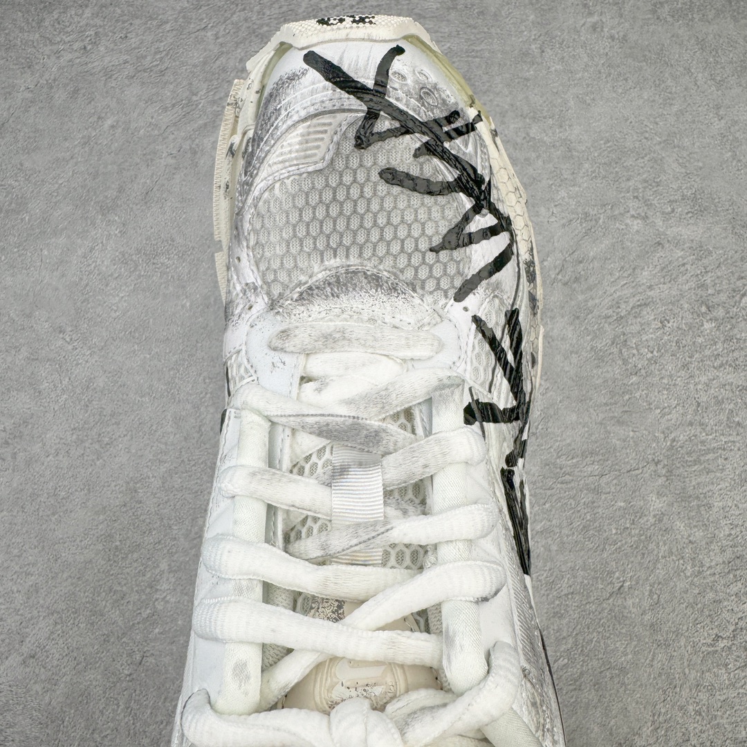 图片[4]-＃XA BALENCIAGA Runner Sneaker 巴黎世家七代慢跑系列低帮复古野跑潮流运动鞋老爹鞋 尼龙和网布材质 磨损效果 鞋头边缘印有尺码 背面浮印尺码 外侧印有跑者徽标 鞋舌刺绣 Balenciaga 品牌标识 鞋跟背面 Balenciaga品牌标识 材质采用65%聚氨酯、35%聚酯纤维 全新 Runner 鞋型轮廓借鉴于 2000 年初的复古线条 搭载大网眼面料制成鞋面基础 由粉色、白色尼龍与橡胶质地覆盖鞋面诠释线条感 当中透过几道手缝线与折损痕更是精准的掌握历经时间淬炼的破旧痕迹 延续其手法至鞋领、鞋跟、鞋带、中底等部分均饰有破损及脏污之貌 尤其是鞋领处与鞋带孔眼条更是采用不规则做旧技术将内容物泡棉随机露出 尺码：35 36 37 38 39 40 41 42 43 44 45 46-选品中心