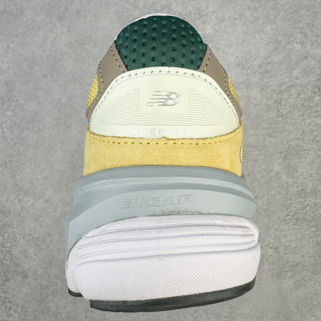 图片[8]-＃K版纯原 New Balance U990TE6 新百伦NB990V6 淡黄色 第六代总统复古慢跑鞋 这是一双极具现代感设计的复古跑鞋 990v6 鞋面大部分面积依旧采用麂皮和织物材质覆盖 从各种细节上看也还是有点 990v5 的影子 但相比 990v5 990v6 鞋面各种材质的拼接会更加复杂 这次 990v6 最大的改变相信大家应该也发现了 就是看上去貌似比 990v4 和 990v5 两代鞋款加起来还要厚的鞋底 其实这是 New Balance 首次采用的三重缓震组合鞋底 除了之前就有的 ABZORB 缓震科技和 ENCAP 中底 这次新加入了 FuelCell 缓震科技 看来舒适度和增高度 都要更上一层楼呀 990v6 的侧标 Logo 设计少见地没有印在绒面皮革上 而是置于网眼面料以及横跨鞋身的皮革织带之上 同时鞋舌上的标签设计并没有延用此前 990v4 和 990v5 采用的样式设计 而是采用了一种新的类似于三角徽章的设计 所以对于鞋款上的更新变化 既有延续经典的设计 也有创新性的改变 尺码：36 37 37.5 38 38.5 39 40 40.5 41.5 42 42.5 43 44 44.5 45-选品中心