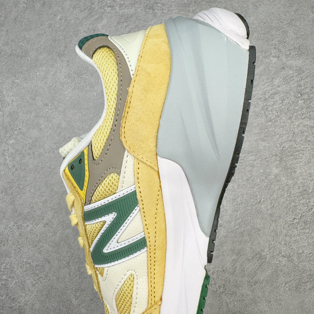 图片[7]-＃K版纯原 New Balance U990TE6 新百伦NB990V6 淡黄色 第六代总统复古慢跑鞋 这是一双极具现代感设计的复古跑鞋 990v6 鞋面大部分面积依旧采用麂皮和织物材质覆盖 从各种细节上看也还是有点 990v5 的影子 但相比 990v5 990v6 鞋面各种材质的拼接会更加复杂 这次 990v6 最大的改变相信大家应该也发现了 就是看上去貌似比 990v4 和 990v5 两代鞋款加起来还要厚的鞋底 其实这是 New Balance 首次采用的三重缓震组合鞋底 除了之前就有的 ABZORB 缓震科技和 ENCAP 中底 这次新加入了 FuelCell 缓震科技 看来舒适度和增高度 都要更上一层楼呀 990v6 的侧标 Logo 设计少见地没有印在绒面皮革上 而是置于网眼面料以及横跨鞋身的皮革织带之上 同时鞋舌上的标签设计并没有延用此前 990v4 和 990v5 采用的样式设计 而是采用了一种新的类似于三角徽章的设计 所以对于鞋款上的更新变化 既有延续经典的设计 也有创新性的改变 尺码：36 37 37.5 38 38.5 39 40 40.5 41.5 42 42.5 43 44 44.5 45-选品中心