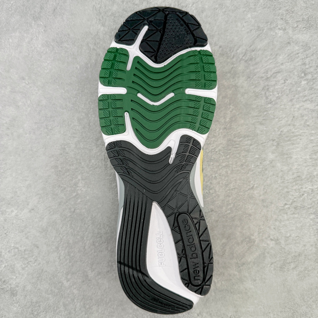 图片[9]-＃K版纯原 New Balance U990TE6 新百伦NB990V6 淡黄色 第六代总统复古慢跑鞋 这是一双极具现代感设计的复古跑鞋 990v6 鞋面大部分面积依旧采用麂皮和织物材质覆盖 从各种细节上看也还是有点 990v5 的影子 但相比 990v5 990v6 鞋面各种材质的拼接会更加复杂 这次 990v6 最大的改变相信大家应该也发现了 就是看上去貌似比 990v4 和 990v5 两代鞋款加起来还要厚的鞋底 其实这是 New Balance 首次采用的三重缓震组合鞋底 除了之前就有的 ABZORB 缓震科技和 ENCAP 中底 这次新加入了 FuelCell 缓震科技 看来舒适度和增高度 都要更上一层楼呀 990v6 的侧标 Logo 设计少见地没有印在绒面皮革上 而是置于网眼面料以及横跨鞋身的皮革织带之上 同时鞋舌上的标签设计并没有延用此前 990v4 和 990v5 采用的样式设计 而是采用了一种新的类似于三角徽章的设计 所以对于鞋款上的更新变化 既有延续经典的设计 也有创新性的改变 尺码：36 37 37.5 38 38.5 39 40 40.5 41.5 42 42.5 43 44 44.5 45-选品中心