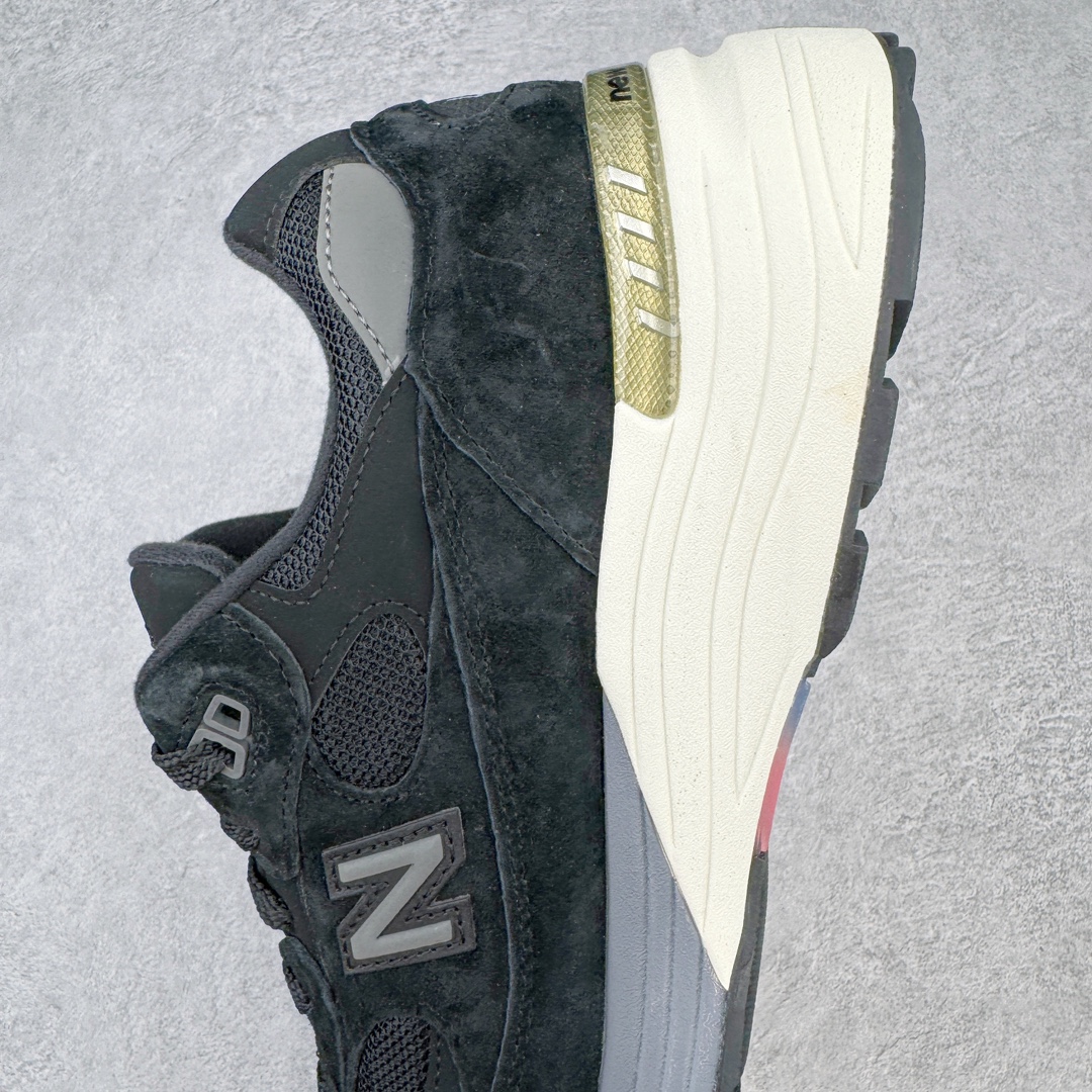 图片[7]-💰240 ＃M纯原 New Balance M992BL 新百伦NB992总统复古慢跑鞋 黑色 正确3M反光细节 原楦原纸版开发 正确6层组合底模精密开发 后跟透明TPU水晶装饰条稳固 沿用了引以为傲的跑鞋手工技艺 采用猪皮绒面并包裹局部透气网面的鞋身设计 菱网鞋舌上刻有New Balance USA 鞋面依旧身着经典的大热之灰 彰显了其高端的品质身份 尺码：36 37 37.5 38 38.5 39 40 40.5 41.5 42 42.5 43 44 45 46.5 编码：by3936010-运动鞋