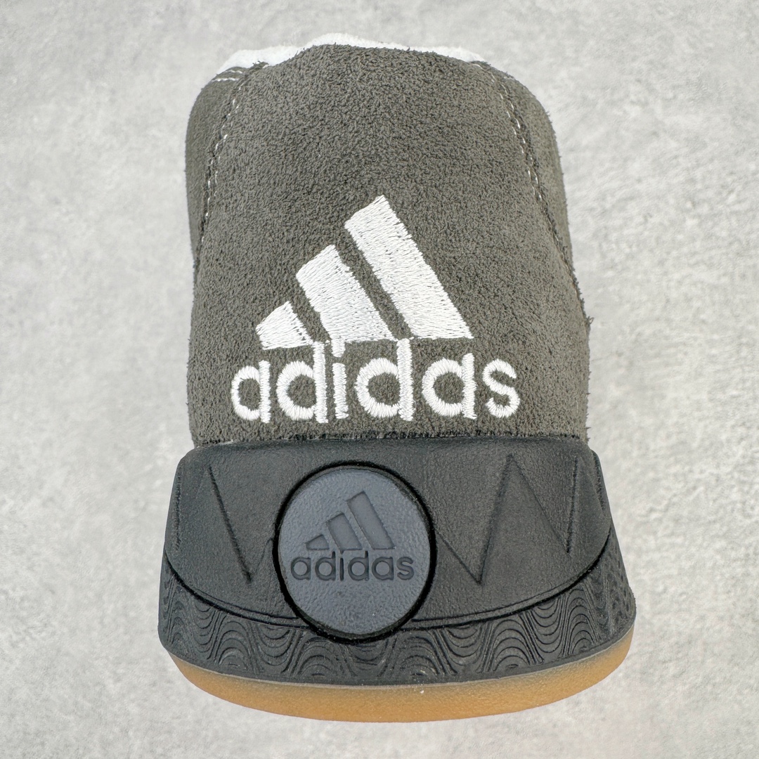 图片[8]-＃C版纯原 Crude x AD Originals Adimatic Mid\\\”Ynuk Grey Five\\\”马蒂奇系列中帮复古鲨鱼面包休闲运动休闲滑板板鞋“深灰黑白”IE2174 葡萄牙涂鸦艺术家 Crude 与 Originals合作鞋款“Ynuk”系列。此次双方以Adimatic鞋型为基础，带来Crude × adidas Originals Adimatic Mid，一款超高颜值的面包鞋！鞋面采用麂皮材质打造，质感满满。鞋身元素经过放大处理，加厚的鞋舌、宽大的鞋带、大尺寸的三条杠。中底部分，鞋头、鞋尾是鲨鱼齿图案。最后深灰色中底搭配橡胶为底收尾，完善整双鞋设计。尺码：36 36⅔ 37⅓ 38 38⅔ 39⅓ 40 40⅔ 41⅓ 42 42⅔ 43⅓ 44 45-选品中心