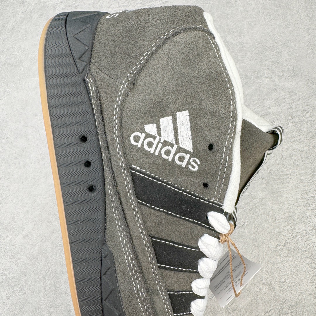 图片[6]-＃C版纯原 Crude x AD Originals Adimatic Mid\\\”Ynuk Grey Five\\\”马蒂奇系列中帮复古鲨鱼面包休闲运动休闲滑板板鞋“深灰黑白”IE2174 葡萄牙涂鸦艺术家 Crude 与 Originals合作鞋款“Ynuk”系列。此次双方以Adimatic鞋型为基础，带来Crude × adidas Originals Adimatic Mid，一款超高颜值的面包鞋！鞋面采用麂皮材质打造，质感满满。鞋身元素经过放大处理，加厚的鞋舌、宽大的鞋带、大尺寸的三条杠。中底部分，鞋头、鞋尾是鲨鱼齿图案。最后深灰色中底搭配橡胶为底收尾，完善整双鞋设计。尺码：36 36⅔ 37⅓ 38 38⅔ 39⅓ 40 40⅔ 41⅓ 42 42⅔ 43⅓ 44 45-选品中心