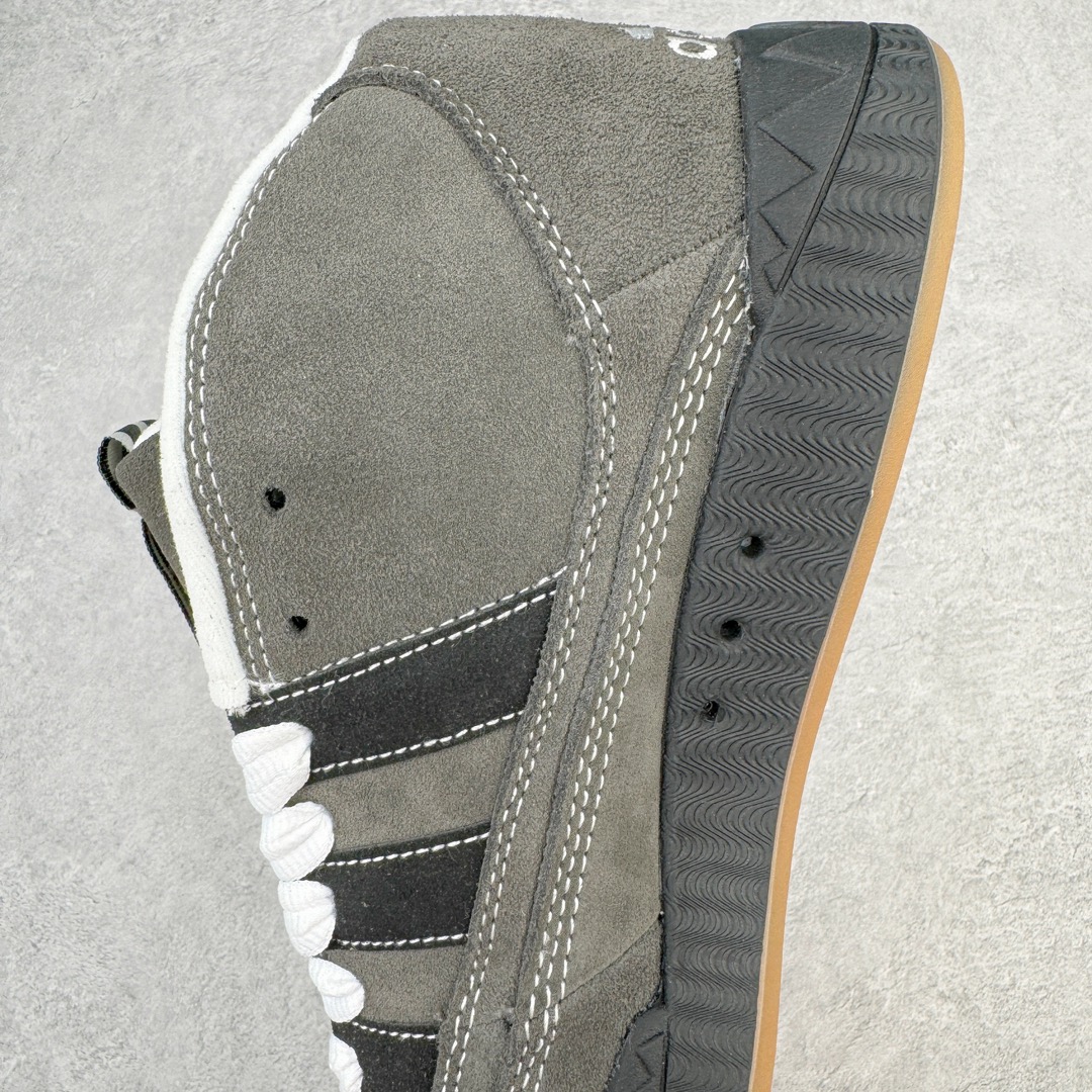 图片[7]-＃C版纯原 Crude x AD Originals Adimatic Mid\\\”Ynuk Grey Five\\\”马蒂奇系列中帮复古鲨鱼面包休闲运动休闲滑板板鞋“深灰黑白”IE2174 葡萄牙涂鸦艺术家 Crude 与 Originals合作鞋款“Ynuk”系列。此次双方以Adimatic鞋型为基础，带来Crude × adidas Originals Adimatic Mid，一款超高颜值的面包鞋！鞋面采用麂皮材质打造，质感满满。鞋身元素经过放大处理，加厚的鞋舌、宽大的鞋带、大尺寸的三条杠。中底部分，鞋头、鞋尾是鲨鱼齿图案。最后深灰色中底搭配橡胶为底收尾，完善整双鞋设计。尺码：36 36⅔ 37⅓ 38 38⅔ 39⅓ 40 40⅔ 41⅓ 42 42⅔ 43⅓ 44 45-选品中心