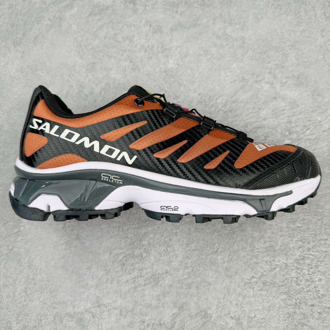 💰240 ＃D版 Salomon XT-4 OG Advanced 萨洛蒙系列低帮城市越野机能透气休闲运动鞋 鞋舌处附有迷你网眼袋收纳鞋绳以及下方的多色 Logo 标签 接着搭载奶油色 ACS 技术中底以及金色 TPU 塑料部件提升鞋款耐用性 中底与鞋面之间饰有海蓝色条状细节有效增添鞋款层次 最后应用黑色 Contragrip Chevron 外底完成鞋款设计 这次配色颇为高调 两款配色均以绚丽的渐变设计呈现 一款以粉紫渐变主打 另一款以黄绿渐变呈现 视觉效果相当吸睛 鞋面的使用玻璃纤维覆盖物加固 并通过细绳扣系带系统进行锁定 Salomon 的品牌logo 出现在脚后跟和前掌部位 中底虽然偏薄 但非常耐用 与模压塑料ACS 框架以及致密AC2 Muscle 鞋底单元结合 能够提供出色的支撑力和缓冲性 尺码：40 40.5 41 42 42.5 43 44 45 编码：by3936010-运动鞋