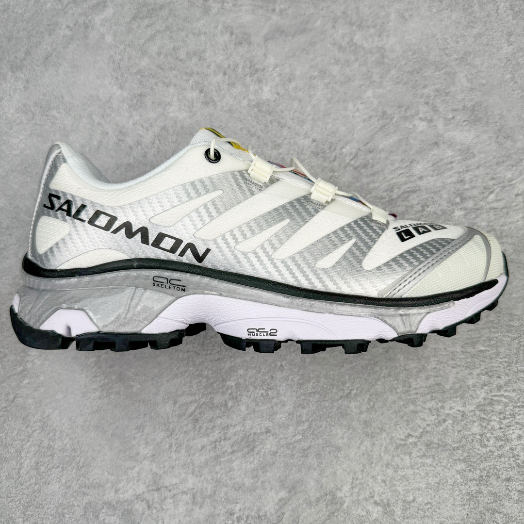 💰240 ＃D版 Salomon XT-4 OG Advanced 萨洛蒙系列低帮城市越野机能透气休闲运动鞋 鞋舌处附有迷你网眼袋收纳鞋绳以及下方的多色 Logo 标签 接着搭载奶油色 ACS 技术中底以及金色 TPU 塑料部件提升鞋款耐用性 中底与鞋面之间饰有海蓝色条状细节有效增添鞋款层次 最后应用黑色 Contragrip Chevron 外底完成鞋款设计 这次配色颇为高调 两款配色均以绚丽的渐变设计呈现 一款以粉紫渐变主打 另一款以黄绿渐变呈现 视觉效果相当吸睛 鞋面的使用玻璃纤维覆盖物加固 并通过细绳扣系带系统进行锁定 Salomon 的品牌logo 出现在脚后跟和前掌部位 中底虽然偏薄 但非常耐用 与模压塑料ACS 框架以及致密AC2 Muscle 鞋底单元结合 能够提供出色的支撑力和缓冲性 尺码：40 40.5 41 42 42.5 43 44 45 编码：by3936010-运动鞋