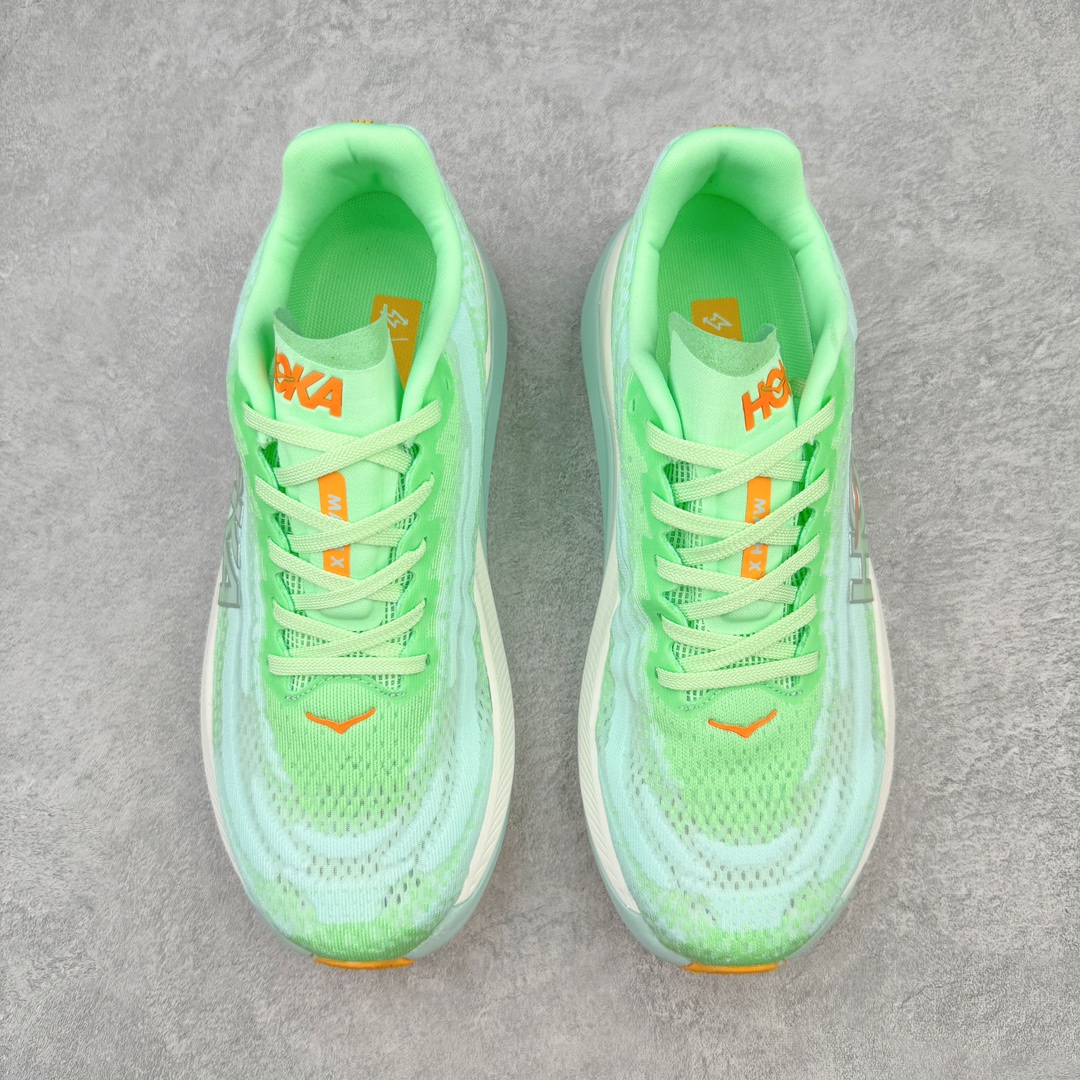 图片[2]-HOKA ONE ONE Mach X 马赫十代舒适百搭透气低帮跑步鞋 HOKA ONE ONE 是来自美国的跑步鞋知名品牌 创立于2009年 始终致力于为所有跑者提供更新、更好的跑步装备 相比常规跑鞋 HOKA ONE ONE特别研发使用性能独特的几何形跑鞋中底 此种鞋底更厚、更高、回弹性也更好 除了卓越的缓冲性能 它还能为各种阶段的跑者带来更具动感、更加稳定的跑步体验 HOKA ONE ONE从设计之初就清楚意识到 要保证跑者步幅的均匀一致 双脚自然而然的运动至关重要 尺码：36 36.5 37.5 38 38.5 39 40 40.5 41 42 42.5 43 44 44.5 45-选品中心