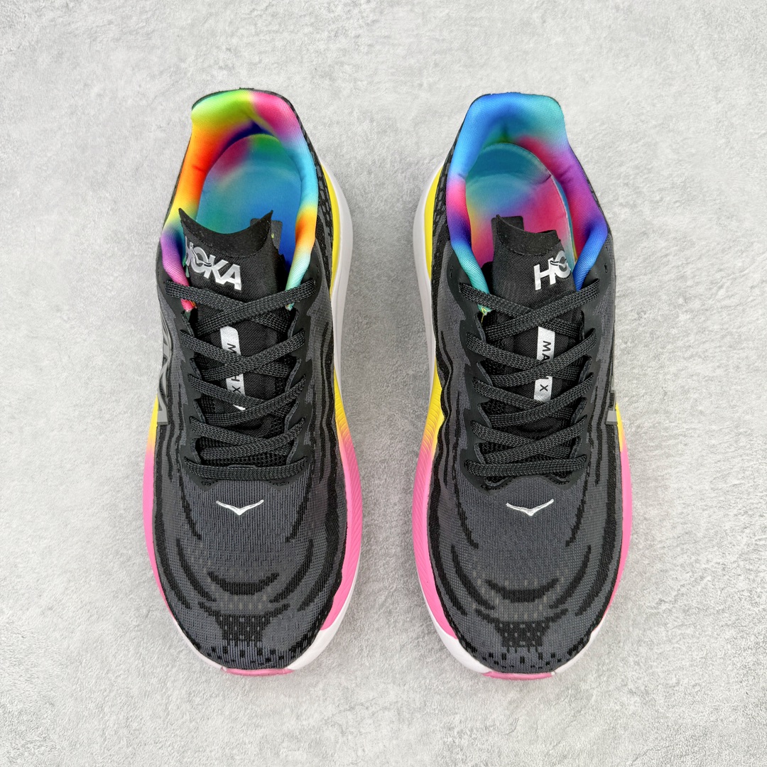 图片[2]-HOKA ONE ONE Mach X 马赫十代舒适百搭透气低帮跑步鞋 HOKA ONE ONE 是来自美国的跑步鞋知名品牌 创立于2009年 始终致力于为所有跑者提供更新、更好的跑步装备 相比常规跑鞋 HOKA ONE ONE特别研发使用性能独特的几何形跑鞋中底 此种鞋底更厚、更高、回弹性也更好 除了卓越的缓冲性能 它还能为各种阶段的跑者带来更具动感、更加稳定的跑步体验 HOKA ONE ONE从设计之初就清楚意识到 要保证跑者步幅的均匀一致 双脚自然而然的运动至关重要 尺码：36 36.5 37.5 38 38.5 39 40 40.5 41 42 42.5 43 44 44.5 45-选品中心