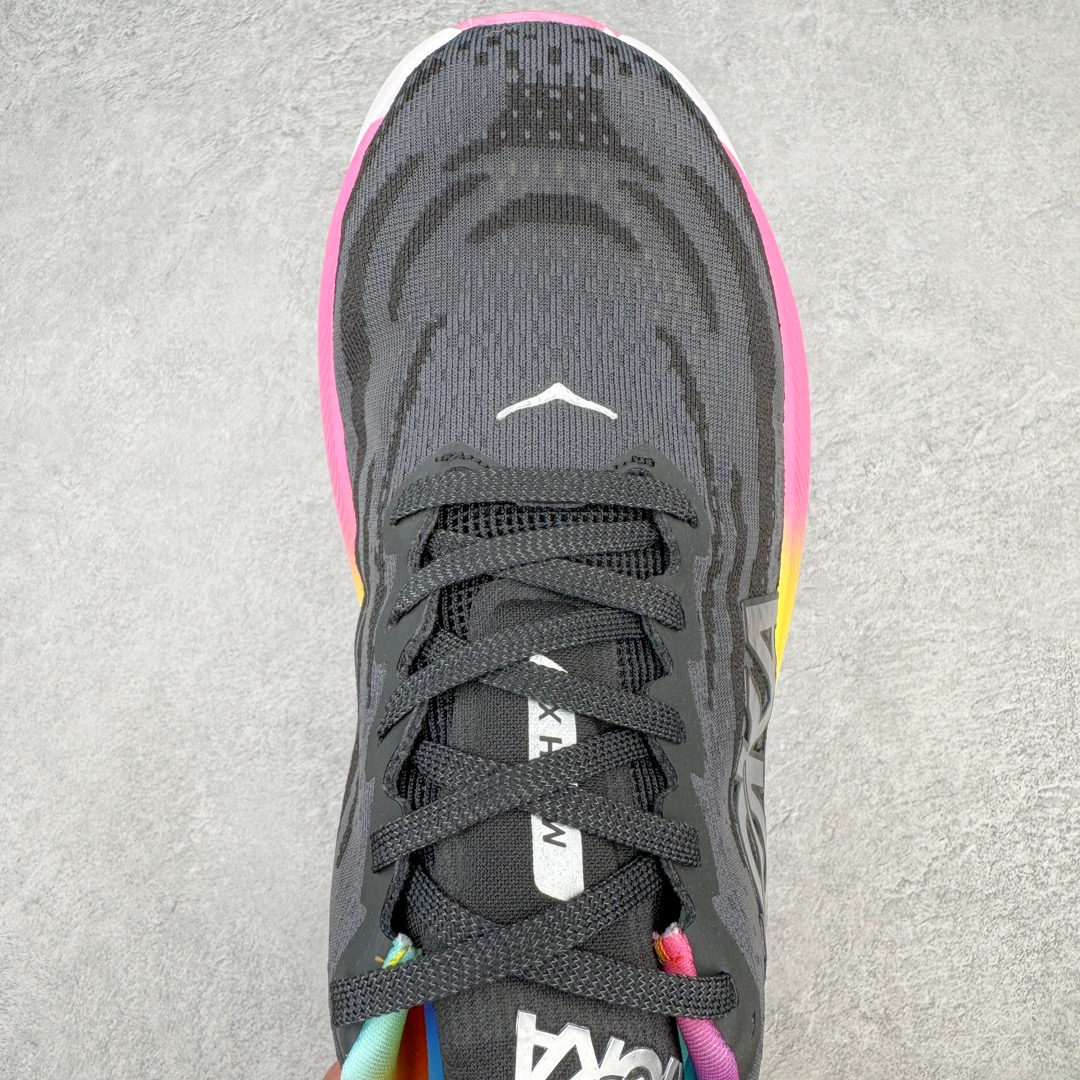 图片[4]-HOKA ONE ONE Mach X 马赫十代舒适百搭透气低帮跑步鞋 HOKA ONE ONE 是来自美国的跑步鞋知名品牌 创立于2009年 始终致力于为所有跑者提供更新、更好的跑步装备 相比常规跑鞋 HOKA ONE ONE特别研发使用性能独特的几何形跑鞋中底 此种鞋底更厚、更高、回弹性也更好 除了卓越的缓冲性能 它还能为各种阶段的跑者带来更具动感、更加稳定的跑步体验 HOKA ONE ONE从设计之初就清楚意识到 要保证跑者步幅的均匀一致 双脚自然而然的运动至关重要 尺码：36 36.5 37.5 38 38.5 39 40 40.5 41 42 42.5 43 44 44.5 45-选品中心