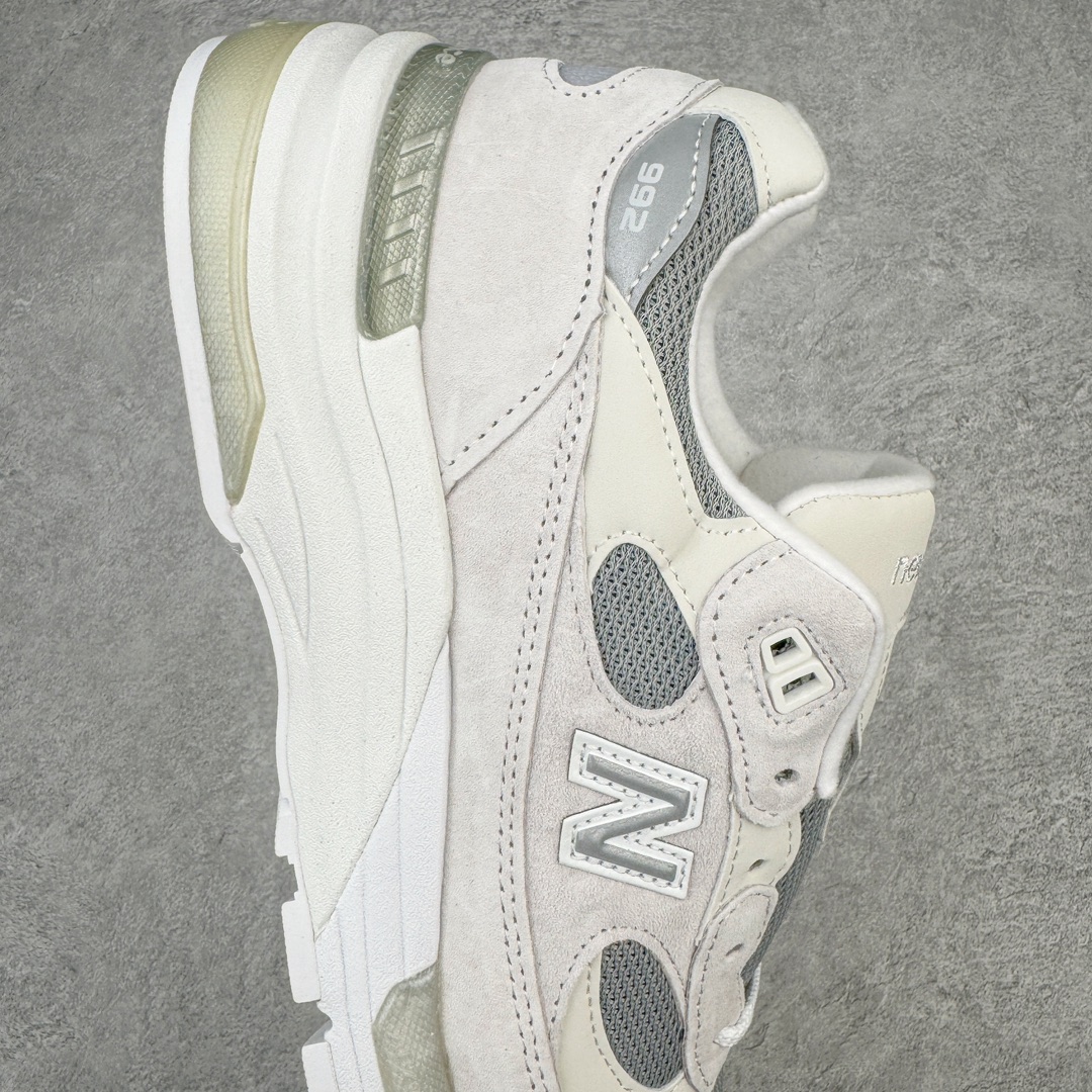 图片[6]-💰240 ＃M纯原 New Balance M992MD 新百伦NB992总统复古慢跑鞋 白灰 正确3M反光细节 原楦原纸版开发 正确6层组合底模精密开发 后跟透明TPU水晶装饰条稳固 沿用了引以为傲的跑鞋手工技艺 采用猪皮绒面并包裹局部透气网面的鞋身设计 菱网鞋舌上刻有New Balance USA 鞋面依旧身着经典的大热之灰 彰显了其高端的品质身份 尺码：36 37 37.5 38 38.5 39 40 40.5 41.5 42 42.5 43 44 45 46.5 编码：by3936010-运动鞋