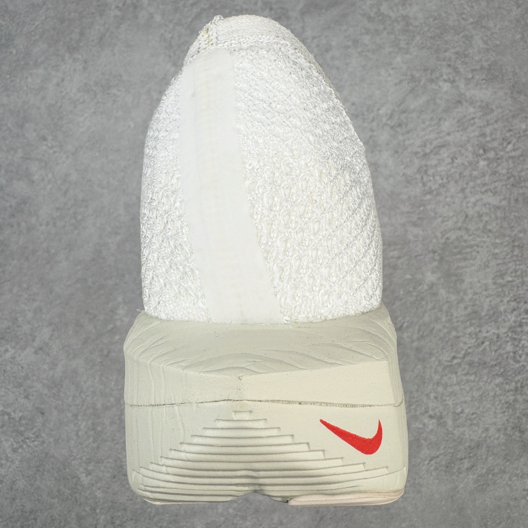 ＃纯原福利‼️
💰150 合作私
NK Zoom VaporFly Next 3% 编织飞线马拉松三代超级休运动跑鞋 泰光zp订单 真碳加持 保留了NK Systeml的突破性产品科技 且在这个基础上搭载了NK Flyknit鞋面 让这双为比赛竞速而打造的战靴更加轻盈、透气突破性的Zoom X泡棉带来NK跑步至今为止最为出色的能量回馈 
Size 详情看库存！
