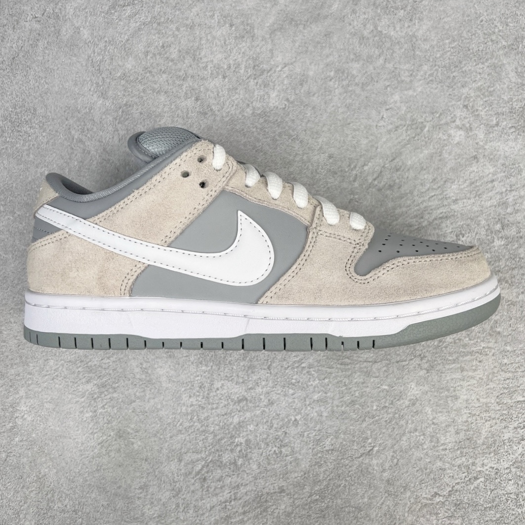 零售💰200 ＃G版 NK SB Dunk Low 北极狐白灰 货号：AR0778-100 毫无疑问市场中端王者 口碑大厂出品 品控大底版型不断改良更新 全套原纸板楦头开发 确保原汁原味 完美呈现DUNK版型 一比一鞋头弧度高度鞋身弧度 此版本只针对中端市场 皮料材质有所更替 其他数据细节工艺流程均保持一致 绝不口嗨 细节品控鞋型随意对比 独家私模官方第六代原厂航空铝磨具打磨大底 鞋头坡度极致还原 无解鞋型 原盒原配 圈内天花板工艺 原厂玻璃冲刀 超高清洁度 全鞋零毛边皮料切割 原厂中底布点胶 中底布拉帮走线遵循公司 SIZE：35.5 36 36.5 37.5 38 38.5 39 40 40.5 41 42 42.5 43 44 44.5 45 46 47.5 编码：by2936000-运动鞋