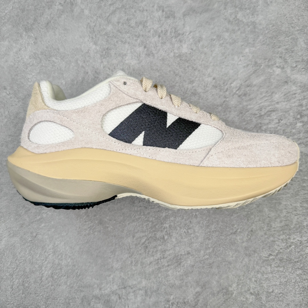 ＃总裁 AURALEE x New Balance Warped Runner NB新百伦联名低帮复古老爹风休闲运动慢跑鞋 原楦开发版型 采用环保纤维革拼接透气网眼衬垫织物鞋面材质 T-Beam大底提供足步弓支撑 保持步态稳定后跟搭载外露缓震胶 破坏解构做旧有内味了 以极简主义美学闻名的日本时尚品牌 AURALEE 在巴黎时装周 2024 年春夏时装秀上推出了与 New Balance 的全新合作鞋款 Warped Runner 采用网布和奢华绒面革覆盖层 侧面的同色系「N」标志是对 New Balance 品牌的微妙致敬 同时配有同色系模压 FuelCell 泡沫中底和橡胶外底 此次合作是两个品牌共同致力于简约设计的完美典范 是日常穿着的绝佳选择 尺码：36 37 37.5 38 38.5 39.5 40 40.5 41.5 42 42.5 43 44 44.5 45 46.5-选品中心