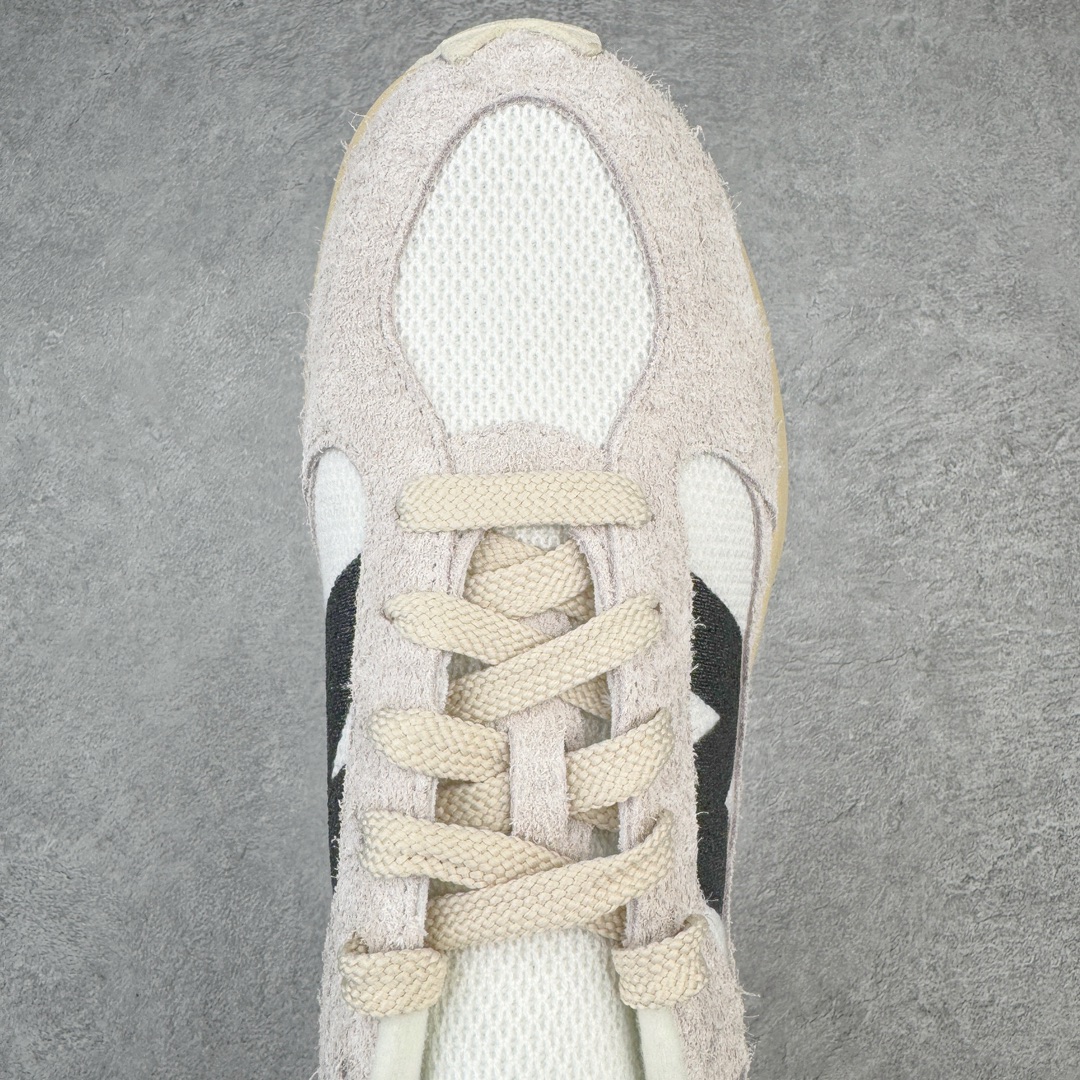 图片[4]-＃总裁 AURALEE x New Balance Warped Runner NB新百伦联名低帮复古老爹风休闲运动慢跑鞋 原楦开发版型 采用环保纤维革拼接透气网眼衬垫织物鞋面材质 T-Beam大底提供足步弓支撑 保持步态稳定后跟搭载外露缓震胶 破坏解构做旧有内味了 以极简主义美学闻名的日本时尚品牌 AURALEE 在巴黎时装周 2024 年春夏时装秀上推出了与 New Balance 的全新合作鞋款 Warped Runner 采用网布和奢华绒面革覆盖层 侧面的同色系「N」标志是对 New Balance 品牌的微妙致敬 同时配有同色系模压 FuelCell 泡沫中底和橡胶外底 此次合作是两个品牌共同致力于简约设计的完美典范 是日常穿着的绝佳选择 尺码：36 37 37.5 38 38.5 39.5 40 40.5 41.5 42 42.5 43 44 44.5 45 46.5-选品中心