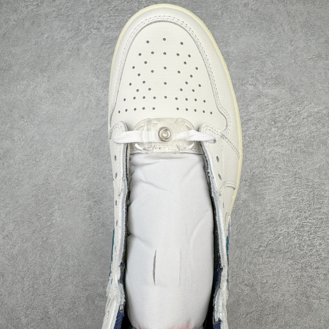 图片[4]-＃KZ神版 Michelle Wie West x Air Jordan AJ1 High Golf\\\”Pebble Beach\\\” 高尔夫高帮联名白粉蓝 货号：FV3565-100 鞋身以大面积米白色为主 并采用了优质的皮革覆盖 营造出极高的质感 鞋身最大的亮点是侧面的Swoosh采用了特殊的刺绣打造 并以特殊的浪花样式呈现 辨识度拉满了 此外鞋舌部分带有粉色的\\\”MKYW\\\”字样 表明鞋款特殊身份 鞋带也采用了特殊的渐变设计 颜值十分亮眼 鞋底也采用米白色做旧中底搭配绿色半透明外底设计 内侧还带有ALOHA字样 尺码：36 36.5 37.5 38 38.5 39 40 40.5 41 42 42.5 43 44 44.5 45 46 47.5-选品中心