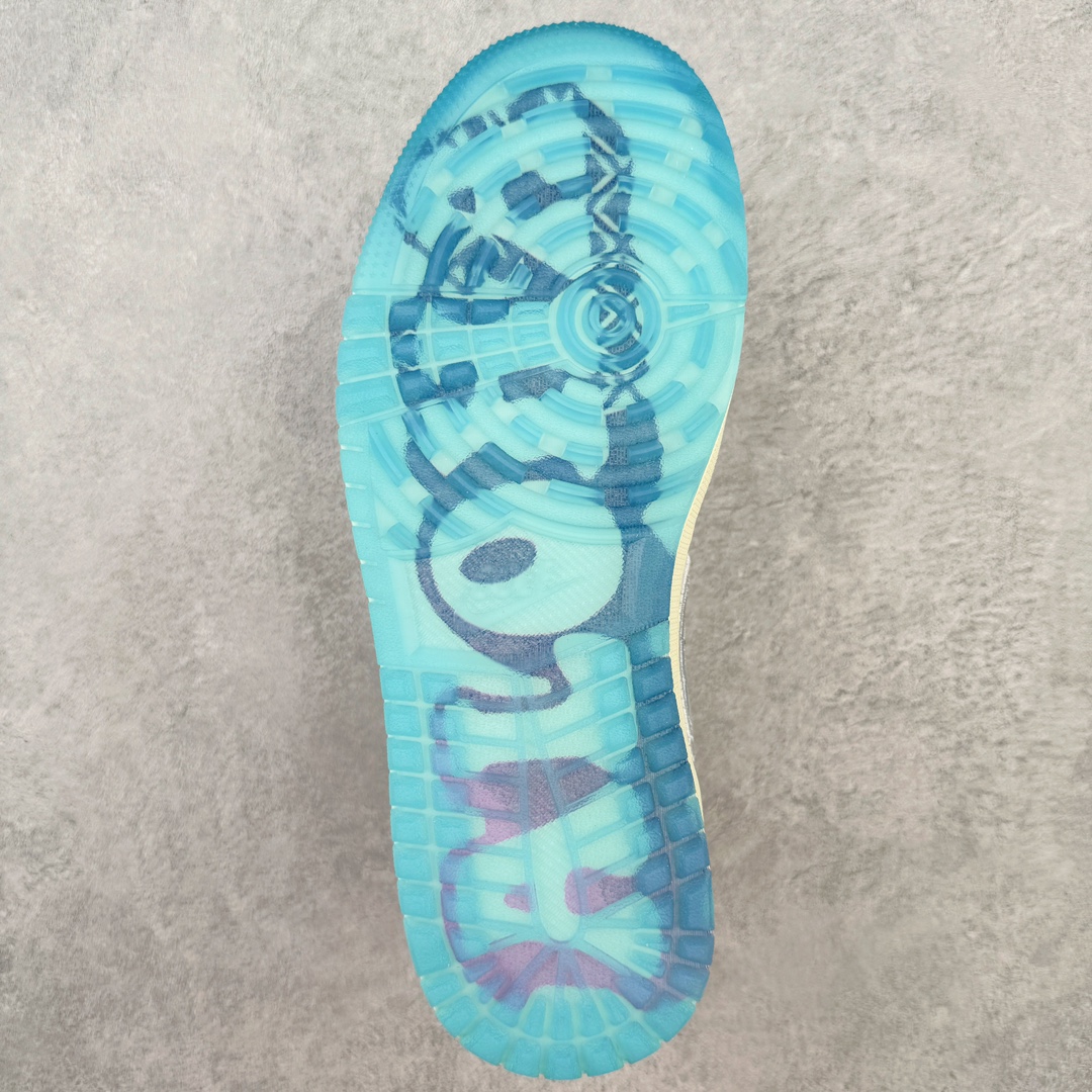 图片[9]-＃KZ神版 Michelle Wie West x Air Jordan AJ1 High Golf\\\”Pebble Beach\\\” 高尔夫高帮联名白粉蓝 货号：FV3565-100 鞋身以大面积米白色为主 并采用了优质的皮革覆盖 营造出极高的质感 鞋身最大的亮点是侧面的Swoosh采用了特殊的刺绣打造 并以特殊的浪花样式呈现 辨识度拉满了 此外鞋舌部分带有粉色的\\\”MKYW\\\”字样 表明鞋款特殊身份 鞋带也采用了特殊的渐变设计 颜值十分亮眼 鞋底也采用米白色做旧中底搭配绿色半透明外底设计 内侧还带有ALOHA字样 尺码：36 36.5 37.5 38 38.5 39 40 40.5 41 42 42.5 43 44 44.5 45 46 47.5-选品中心