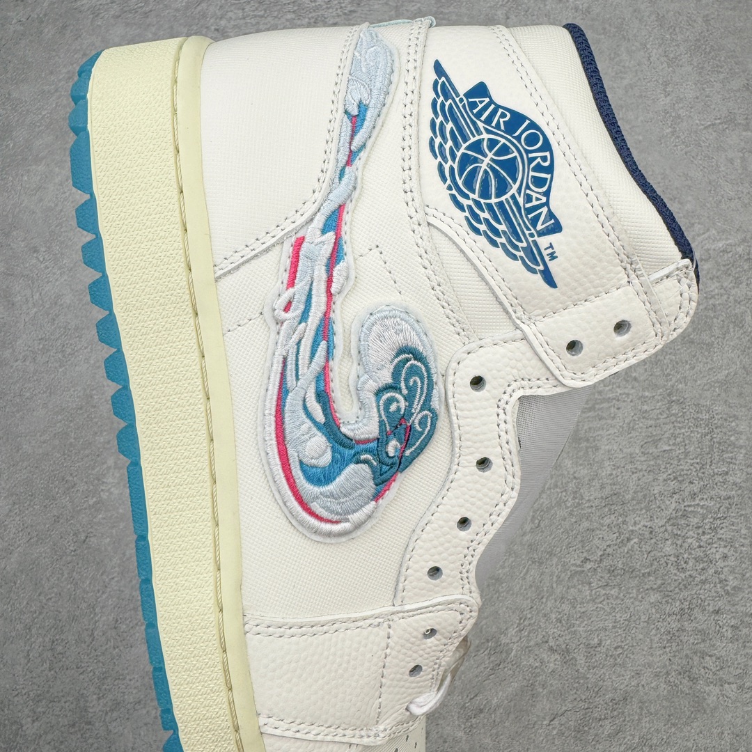 图片[6]-＃KZ神版 Michelle Wie West x Air Jordan AJ1 High Golf\\\”Pebble Beach\\\” 高尔夫高帮联名白粉蓝 货号：FV3565-100 鞋身以大面积米白色为主 并采用了优质的皮革覆盖 营造出极高的质感 鞋身最大的亮点是侧面的Swoosh采用了特殊的刺绣打造 并以特殊的浪花样式呈现 辨识度拉满了 此外鞋舌部分带有粉色的\\\”MKYW\\\”字样 表明鞋款特殊身份 鞋带也采用了特殊的渐变设计 颜值十分亮眼 鞋底也采用米白色做旧中底搭配绿色半透明外底设计 内侧还带有ALOHA字样 尺码：36 36.5 37.5 38 38.5 39 40 40.5 41 42 42.5 43 44 44.5 45 46 47.5-选品中心