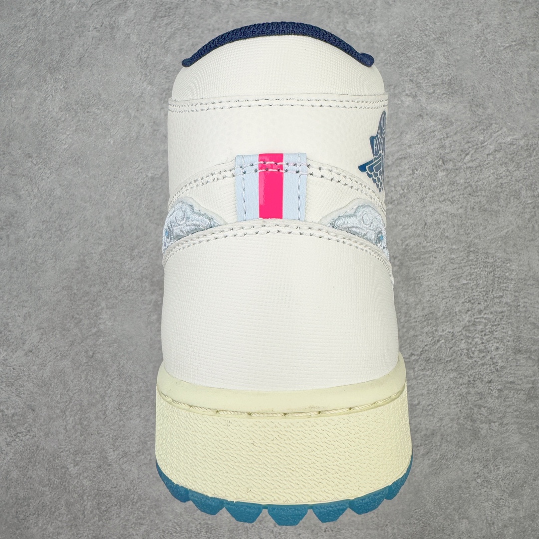 图片[8]-＃KZ神版 Michelle Wie West x Air Jordan AJ1 High Golf\\\”Pebble Beach\\\” 高尔夫高帮联名白粉蓝 货号：FV3565-100 鞋身以大面积米白色为主 并采用了优质的皮革覆盖 营造出极高的质感 鞋身最大的亮点是侧面的Swoosh采用了特殊的刺绣打造 并以特殊的浪花样式呈现 辨识度拉满了 此外鞋舌部分带有粉色的\\\”MKYW\\\”字样 表明鞋款特殊身份 鞋带也采用了特殊的渐变设计 颜值十分亮眼 鞋底也采用米白色做旧中底搭配绿色半透明外底设计 内侧还带有ALOHA字样 尺码：36 36.5 37.5 38 38.5 39 40 40.5 41 42 42.5 43 44 44.5 45 46 47.5-选品中心