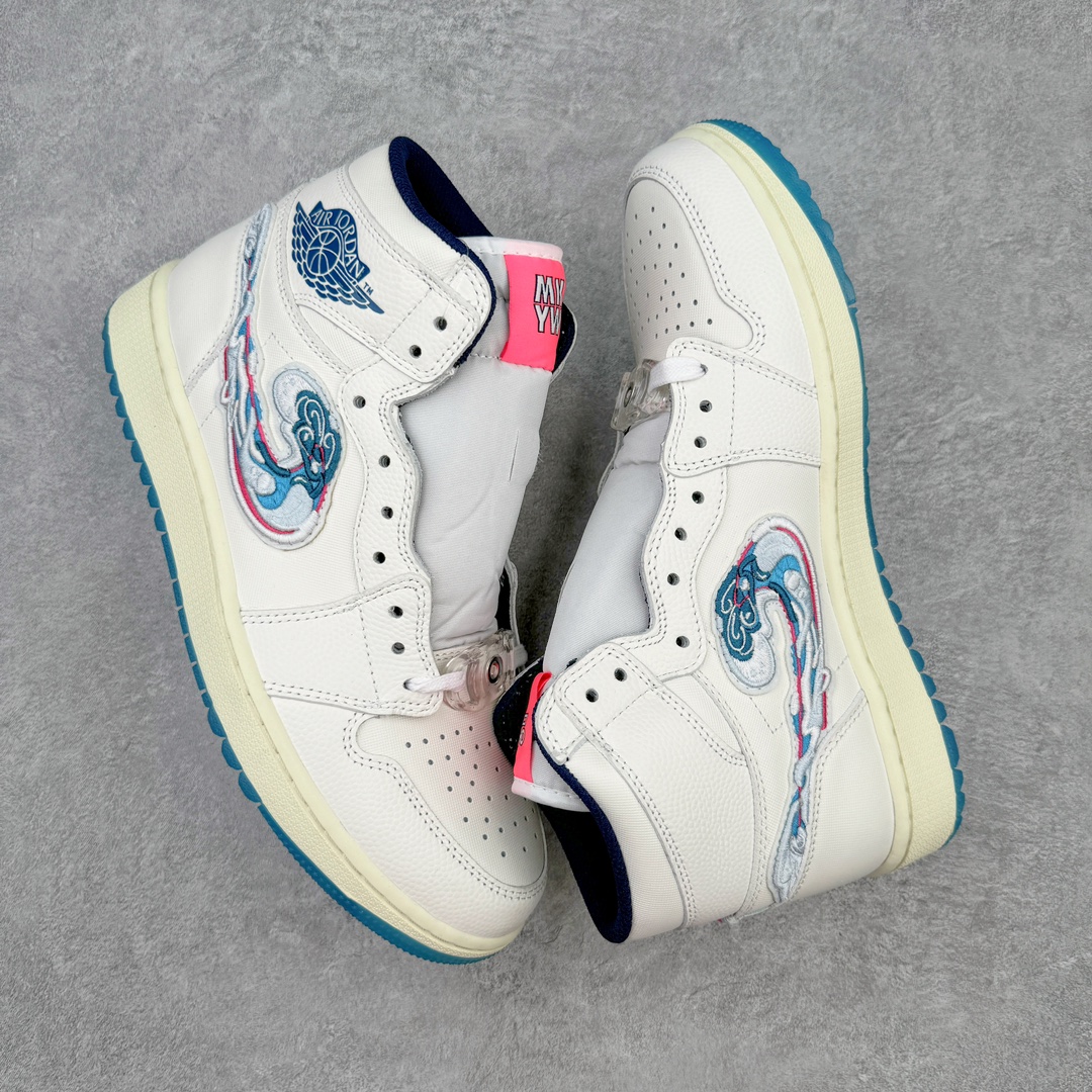 图片[3]-＃KZ神版 Michelle Wie West x Air Jordan AJ1 High Golf\\\”Pebble Beach\\\” 高尔夫高帮联名白粉蓝 货号：FV3565-100 鞋身以大面积米白色为主 并采用了优质的皮革覆盖 营造出极高的质感 鞋身最大的亮点是侧面的Swoosh采用了特殊的刺绣打造 并以特殊的浪花样式呈现 辨识度拉满了 此外鞋舌部分带有粉色的\\\”MKYW\\\”字样 表明鞋款特殊身份 鞋带也采用了特殊的渐变设计 颜值十分亮眼 鞋底也采用米白色做旧中底搭配绿色半透明外底设计 内侧还带有ALOHA字样 尺码：36 36.5 37.5 38 38.5 39 40 40.5 41 42 42.5 43 44 44.5 45 46 47.5-选品中心