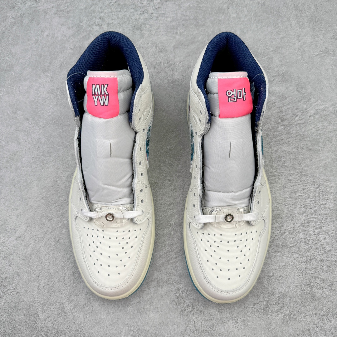 图片[2]-＃KZ神版 Michelle Wie West x Air Jordan AJ1 High Golf\\\”Pebble Beach\\\” 高尔夫高帮联名白粉蓝 货号：FV3565-100 鞋身以大面积米白色为主 并采用了优质的皮革覆盖 营造出极高的质感 鞋身最大的亮点是侧面的Swoosh采用了特殊的刺绣打造 并以特殊的浪花样式呈现 辨识度拉满了 此外鞋舌部分带有粉色的\\\”MKYW\\\”字样 表明鞋款特殊身份 鞋带也采用了特殊的渐变设计 颜值十分亮眼 鞋底也采用米白色做旧中底搭配绿色半透明外底设计 内侧还带有ALOHA字样 尺码：36 36.5 37.5 38 38.5 39 40 40.5 41 42 42.5 43 44 44.5 45 46 47.5-选品中心