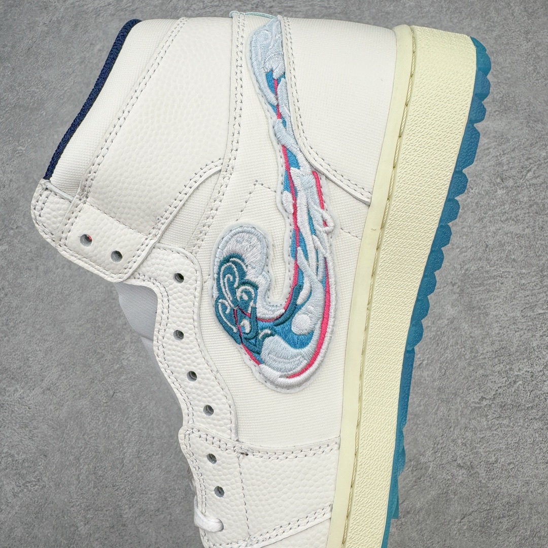 图片[7]-＃KZ神版 Michelle Wie West x Air Jordan AJ1 High Golf\\\”Pebble Beach\\\” 高尔夫高帮联名白粉蓝 货号：FV3565-100 鞋身以大面积米白色为主 并采用了优质的皮革覆盖 营造出极高的质感 鞋身最大的亮点是侧面的Swoosh采用了特殊的刺绣打造 并以特殊的浪花样式呈现 辨识度拉满了 此外鞋舌部分带有粉色的\\\”MKYW\\\”字样 表明鞋款特殊身份 鞋带也采用了特殊的渐变设计 颜值十分亮眼 鞋底也采用米白色做旧中底搭配绿色半透明外底设计 内侧还带有ALOHA字样 尺码：36 36.5 37.5 38 38.5 39 40 40.5 41 42 42.5 43 44 44.5 45 46 47.5-选品中心