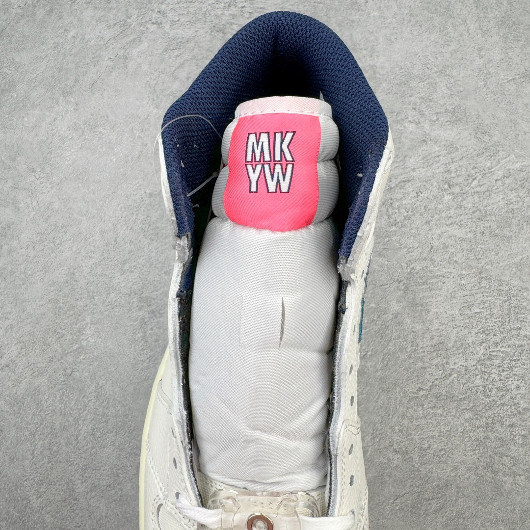 图片[5]-＃KZ神版 Michelle Wie West x Air Jordan AJ1 High Golf\\\”Pebble Beach\\\” 高尔夫高帮联名白粉蓝 货号：FV3565-100 鞋身以大面积米白色为主 并采用了优质的皮革覆盖 营造出极高的质感 鞋身最大的亮点是侧面的Swoosh采用了特殊的刺绣打造 并以特殊的浪花样式呈现 辨识度拉满了 此外鞋舌部分带有粉色的\\\”MKYW\\\”字样 表明鞋款特殊身份 鞋带也采用了特殊的渐变设计 颜值十分亮眼 鞋底也采用米白色做旧中底搭配绿色半透明外底设计 内侧还带有ALOHA字样 尺码：36 36.5 37.5 38 38.5 39 40 40.5 41 42 42.5 43 44 44.5 45 46 47.5-选品中心