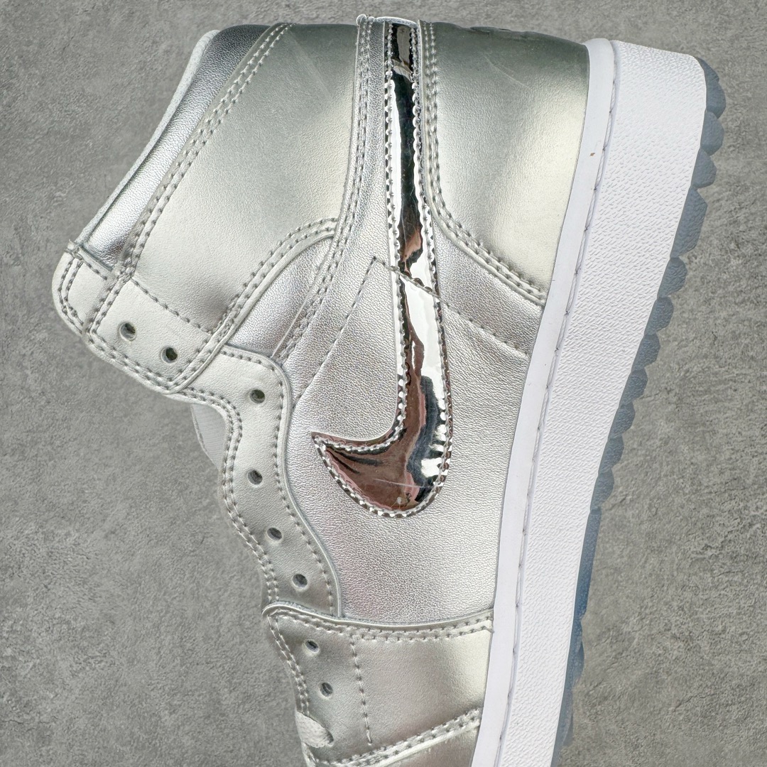 图片[7]-＃KZ神版莞产 Air Jordan AJ1 Retro Golf 高尔夫液态银 FD6815-001 外贸特供批次 终端控货优势输出 新配色不断更新开发 市场中端王者 全套原纸板楦头开发 确保原汁原味 完美呈现一代版型 一比一鞋头弧度高度鞋身弧度 此版本只针对中端市场 细节品控鞋型随意秒杀市面同价位 鞋型完美 不臃肿别扭 头层皮料加持 用料绝不含糊 进口玻璃冲刀皮料裁剪零毛边 电脑针车工艺 超高鞋面清洁度 最高QC检验标准 控制溢胶瑕疵 原盒原配 飞翼3D高频深度立体 工艺方面大到整体鞋型 漏斗收腰 底线拉帮 LOGO立体程度 小到针眼排布 载片对称 冲孔效果 鞋标规范 鞋垫背胶等等 无一不是口碑收割 每双都是一个回头客 尺码：36 36.5 37.5 38 38.5 39 40 40.5 41 42 42.5 43 44 44.5 45 46 47.5-选品中心