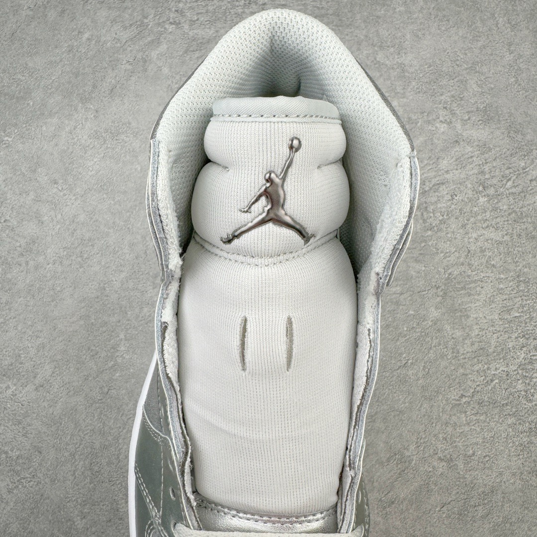 图片[5]-＃KZ神版莞产 Air Jordan AJ1 Retro Golf 高尔夫液态银 FD6815-001 外贸特供批次 终端控货优势输出 新配色不断更新开发 市场中端王者 全套原纸板楦头开发 确保原汁原味 完美呈现一代版型 一比一鞋头弧度高度鞋身弧度 此版本只针对中端市场 细节品控鞋型随意秒杀市面同价位 鞋型完美 不臃肿别扭 头层皮料加持 用料绝不含糊 进口玻璃冲刀皮料裁剪零毛边 电脑针车工艺 超高鞋面清洁度 最高QC检验标准 控制溢胶瑕疵 原盒原配 飞翼3D高频深度立体 工艺方面大到整体鞋型 漏斗收腰 底线拉帮 LOGO立体程度 小到针眼排布 载片对称 冲孔效果 鞋标规范 鞋垫背胶等等 无一不是口碑收割 每双都是一个回头客 尺码：36 36.5 37.5 38 38.5 39 40 40.5 41 42 42.5 43 44 44.5 45 46 47.5-选品中心