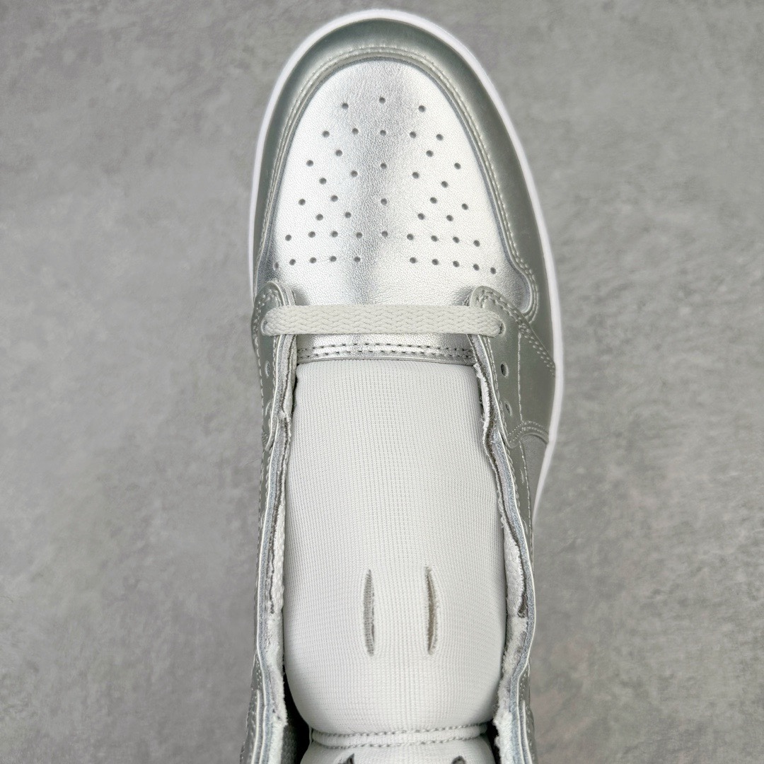 图片[4]-＃KZ神版莞产 Air Jordan AJ1 Retro Golf 高尔夫液态银 FD6815-001 外贸特供批次 终端控货优势输出 新配色不断更新开发 市场中端王者 全套原纸板楦头开发 确保原汁原味 完美呈现一代版型 一比一鞋头弧度高度鞋身弧度 此版本只针对中端市场 细节品控鞋型随意秒杀市面同价位 鞋型完美 不臃肿别扭 头层皮料加持 用料绝不含糊 进口玻璃冲刀皮料裁剪零毛边 电脑针车工艺 超高鞋面清洁度 最高QC检验标准 控制溢胶瑕疵 原盒原配 飞翼3D高频深度立体 工艺方面大到整体鞋型 漏斗收腰 底线拉帮 LOGO立体程度 小到针眼排布 载片对称 冲孔效果 鞋标规范 鞋垫背胶等等 无一不是口碑收割 每双都是一个回头客 尺码：36 36.5 37.5 38 38.5 39 40 40.5 41 42 42.5 43 44 44.5 45 46 47.5-选品中心