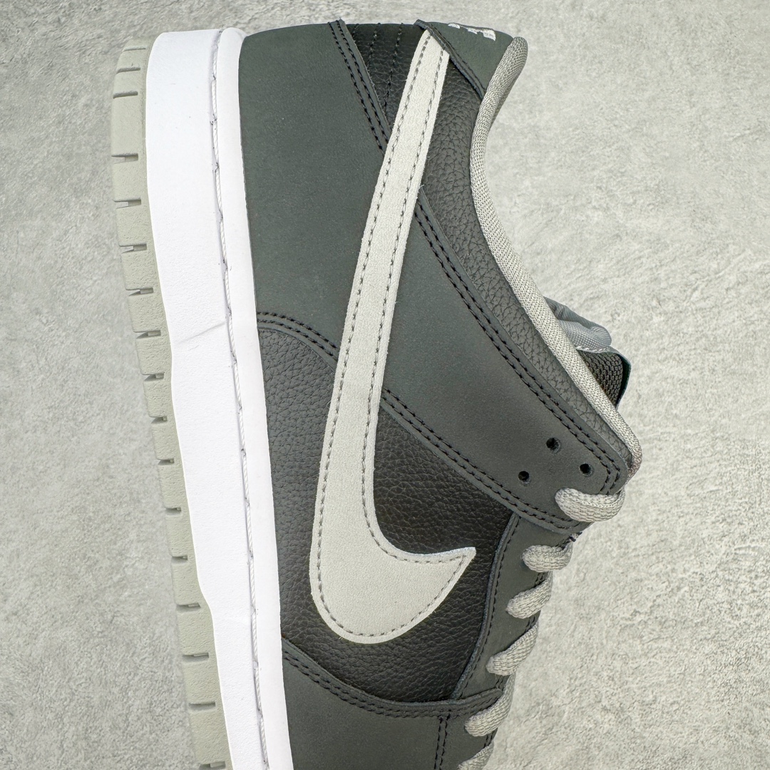 图片[6]-零售💰270 ＃G版 NK SB Dunk Low J-Pack \”Shadow\” 影子灰 货号：BQ6817-007 毫无疑问市场中端王者 全码福利开炸 长期补货价格一步到位 毫无疑问市场中端王者 实力大厂出品 新配色陆续开发 利润个位数只为口碑 全套原纸板楦头开发 确保原汁原味 完美呈现DUNK版型 一比一鞋头弧度高度鞋身弧度 此版本只针对中端市场 皮料材质有所更替 其他数据细节工艺流程均保持一致 绝不口嗨 细节品控鞋型随意对比 独家私模官方第六代原厂航空铝磨具打磨大底 鞋头坡度极致还原 无解鞋型 原盒原配 圈内天花板工艺 原厂玻璃冲刀 超高清洁度 全鞋零毛边皮料切割 原厂中底布点胶 中底布拉帮走线遵循公司 SIZE：36 36.5 37.5 38 38.5 39 40 40.5 41 42 42.5 43 44 44.5 45 46 47.5 编码：by2936070-运动鞋