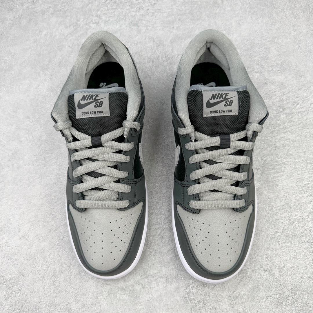 图片[2]-零售💰270 ＃G版 NK SB Dunk Low J-Pack \”Shadow\” 影子灰 货号：BQ6817-007 毫无疑问市场中端王者 全码福利开炸 长期补货价格一步到位 毫无疑问市场中端王者 实力大厂出品 新配色陆续开发 利润个位数只为口碑 全套原纸板楦头开发 确保原汁原味 完美呈现DUNK版型 一比一鞋头弧度高度鞋身弧度 此版本只针对中端市场 皮料材质有所更替 其他数据细节工艺流程均保持一致 绝不口嗨 细节品控鞋型随意对比 独家私模官方第六代原厂航空铝磨具打磨大底 鞋头坡度极致还原 无解鞋型 原盒原配 圈内天花板工艺 原厂玻璃冲刀 超高清洁度 全鞋零毛边皮料切割 原厂中底布点胶 中底布拉帮走线遵循公司 SIZE：36 36.5 37.5 38 38.5 39 40 40.5 41 42 42.5 43 44 44.5 45 46 47.5 编码：by2936070-运动鞋