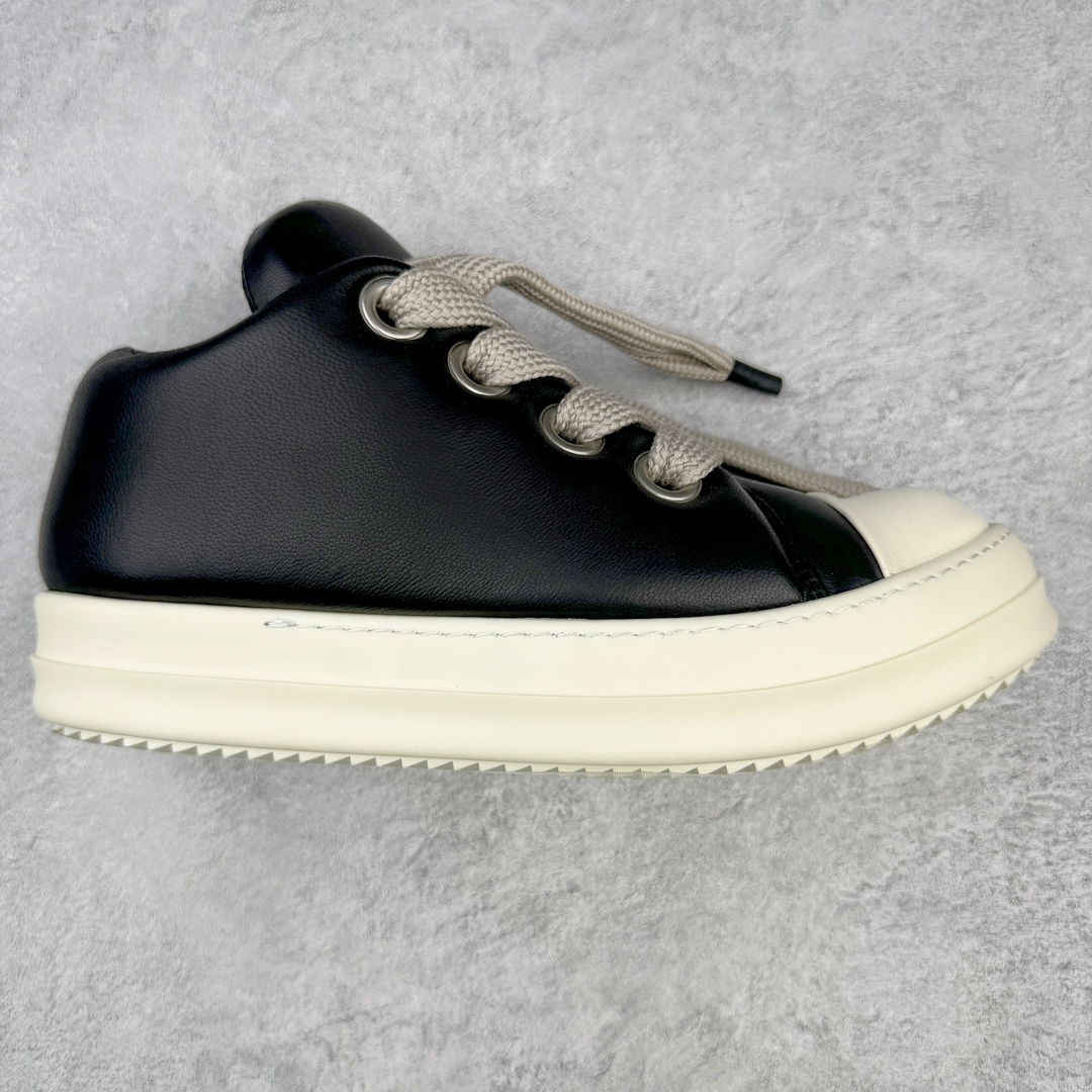 💰460 ＃DG纯原 Rick Owens FW23 LUXOR 瑞克·欧文斯低帮皮面时尚运动板鞋面包鞋 黑白 二级市场已经7K以上 平台客户随意卖四位数 RO广东原厂出品 纯原天花板 原版一比一复刻 冲正绝不翻车 还原度达到百分之98以上 原楦开发纸版版型 ZP拆解原版1:1复模裁片纸版 力求做到0错位 这样才能达到和zp一致的鞋型味道 采用进口cnc数控机床开发对版独家tpu奶香大底 区别于市场所有版本 zp同源定制尼龙布 达到和zp一致手感 原厂进口细纹布 万邦订购原厂高弹粉红色海绵 内里搭配软质细腻羊皮 TPU高密度大底 软硬度透光度高已经测试和原版一致 尺码：36 37 38 39 40 41 42 43 44 45 46 编码：by5936030-运动鞋