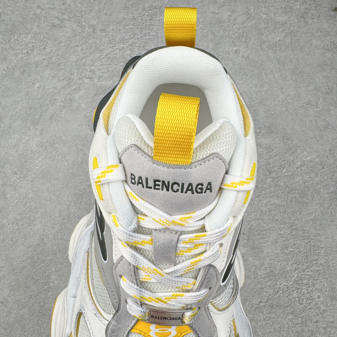 图片[5]-💰360 ＃VG零售版 Balenciaga CARGO Sneaker 巴黎世家十一代圆头系带舒适百搭低帮生活休闲鞋老爹鞋 白黄银 全套原纸板楦头开发 最原汁原味的灵魂版型 全鞋荧光划线卡点 胶水把控整洁度追求极致完美 每一双都是工艺品 多重QC质检 超越公司货的品控标准 实实在在的免检产品 原盒原配 正确字体电绣 粗细、位置、大小正确 侧边TPU 透气孔匹配意产原版 正确分离大底 TPU软底 原版一致大底LOGO 立体感十足 原厂皮料水洗做旧 采购原厂网纱 这款超细纤维和网布工装运动鞋 来自 Balenciaga 2024年夏季系列 其前卫的设计、夸张的体积和反光细节赋予其特别的轮廓 在 2024 夏季系列的秀场上 我们看到了睽违已久的新款运动鞋 Cargo Sneaker 看鞋名便可猜想 延续 3XL 经典设计 这似乎是一双天生为阔腿 Cargo 而生的鞋款 并且它比起 3XL 本就极度夸张的造型更加夸张 拥有更大的鞋底面积以及更为上翘的鞋头 堪称「5XL」外观设计上除了「比大更大」做旧的厚网布鞋面 还有一种经典 Track 鞋款融合 New Balance 9060 中底之即视感 标志性 Sporty B Logo 置于鞋面中间 再加上明显提高的中底厚度 你也不用害怕与3XL难以分辨 尺码：35/46 编码：by4936030-运动鞋