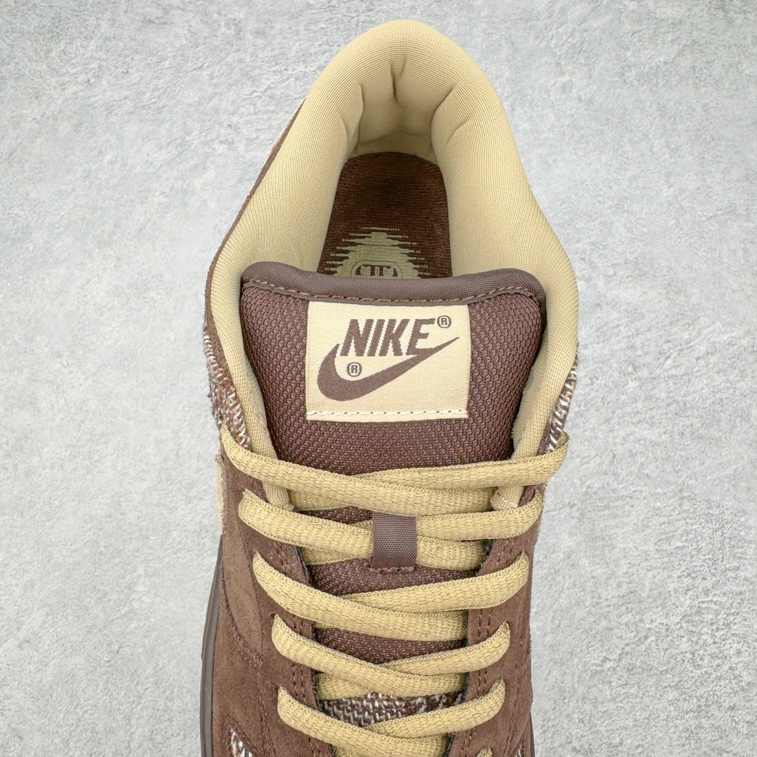 图片[5]-＃S2纯原福利 NK SB Dunk Low 棕色西服 304292-223＃原厂Sadesa D7 皮料 细纹排气孔完全一致 全套原楦原模倾力打造完美版型 独家原厂航空铝磨具打磨大底 鞋头坡度极致还原 无解鞋型 原盒原配 圈内天花板工艺 原厂冲刀 超高清洁度 全鞋零毛边皮料切割 采用原厂百宏鞋带以及原厂百宏织唛舌标 内标可供原厂几率过验 原厂中底布点胶 原厂中底布拉帮走线遵循公司 尺码：40 40.5 41 42 42.5 43 44 44.5 45 46 47.5-选品中心