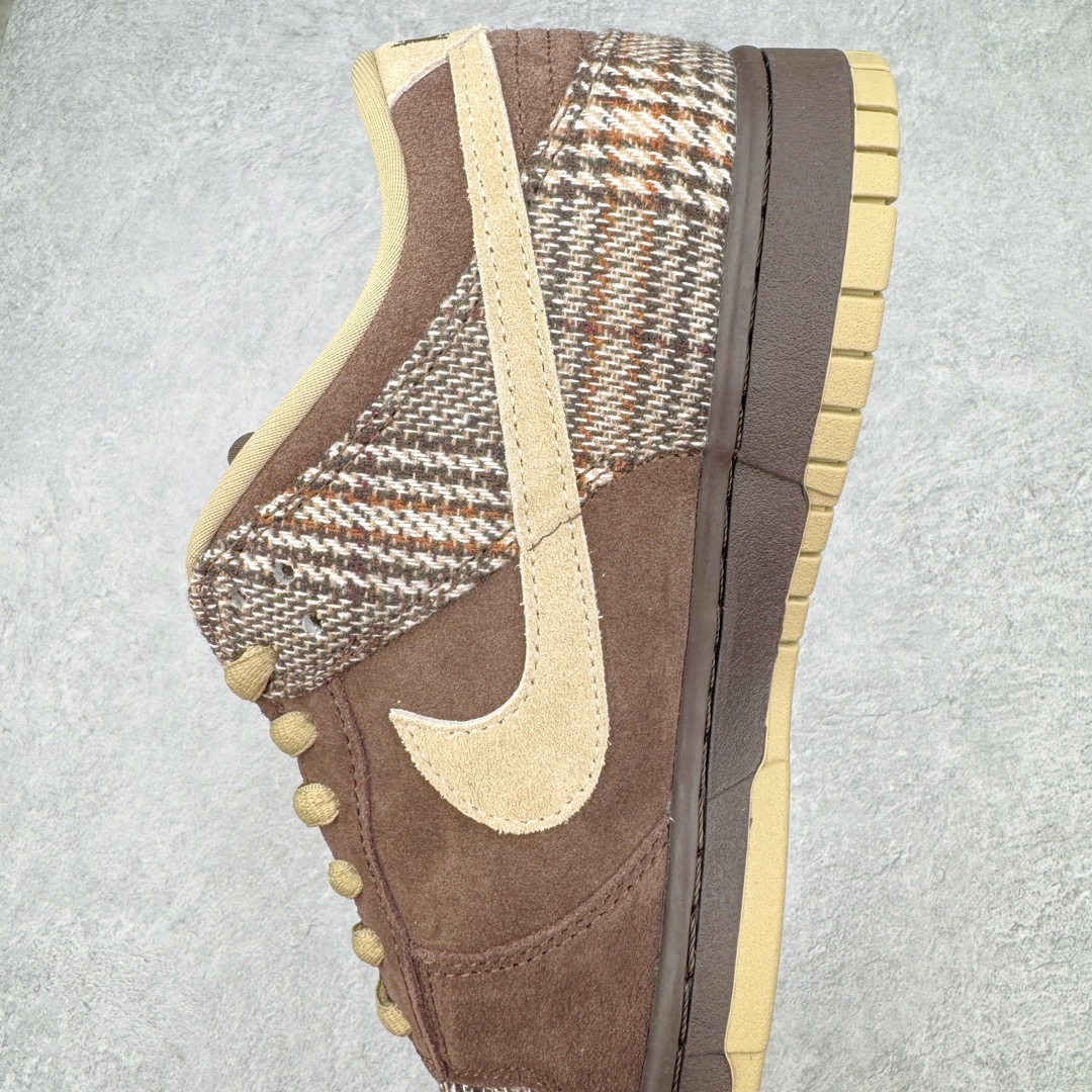 图片[7]-＃S2纯原福利 NK SB Dunk Low 棕色西服 304292-223＃原厂Sadesa D7 皮料 细纹排气孔完全一致 全套原楦原模倾力打造完美版型 独家原厂航空铝磨具打磨大底 鞋头坡度极致还原 无解鞋型 原盒原配 圈内天花板工艺 原厂冲刀 超高清洁度 全鞋零毛边皮料切割 采用原厂百宏鞋带以及原厂百宏织唛舌标 内标可供原厂几率过验 原厂中底布点胶 原厂中底布拉帮走线遵循公司 尺码：40 40.5 41 42 42.5 43 44 44.5 45 46 47.5-选品中心