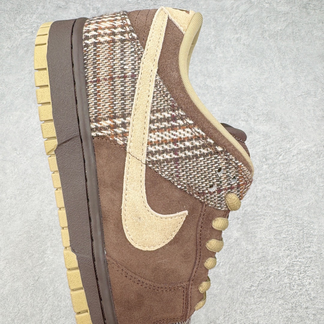 图片[6]-＃S2纯原福利 NK SB Dunk Low 棕色西服 304292-223＃原厂Sadesa D7 皮料 细纹排气孔完全一致 全套原楦原模倾力打造完美版型 独家原厂航空铝磨具打磨大底 鞋头坡度极致还原 无解鞋型 原盒原配 圈内天花板工艺 原厂冲刀 超高清洁度 全鞋零毛边皮料切割 采用原厂百宏鞋带以及原厂百宏织唛舌标 内标可供原厂几率过验 原厂中底布点胶 原厂中底布拉帮走线遵循公司 尺码：40 40.5 41 42 42.5 43 44 44.5 45 46 47.5-选品中心