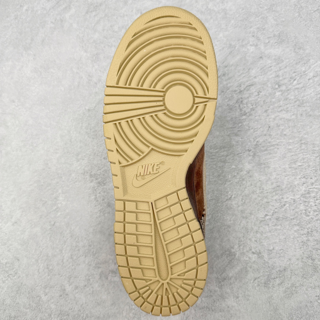 图片[9]-＃S2纯原福利 NK SB Dunk Low 棕色西服 304292-223＃原厂Sadesa D7 皮料 细纹排气孔完全一致 全套原楦原模倾力打造完美版型 独家原厂航空铝磨具打磨大底 鞋头坡度极致还原 无解鞋型 原盒原配 圈内天花板工艺 原厂冲刀 超高清洁度 全鞋零毛边皮料切割 采用原厂百宏鞋带以及原厂百宏织唛舌标 内标可供原厂几率过验 原厂中底布点胶 原厂中底布拉帮走线遵循公司 尺码：40 40.5 41 42 42.5 43 44 44.5 45 46 47.5-选品中心