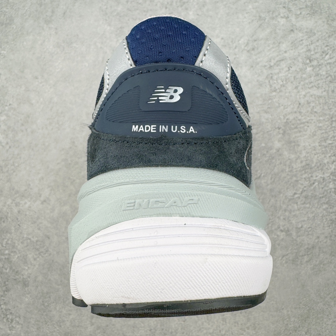 图片[8]-＃K版纯原 New Balance PV990NV6 新百伦NB990V6 藏青色 第六代总统复古慢跑鞋 这是一双极具现代感设计的复古跑鞋 990v6 鞋面大部分面积依旧采用麂皮和织物材质覆盖 从各种细节上看也还是有点 990v5 的影子 但相比 990v5 990v6 鞋面各种材质的拼接会更加复杂 这次 990v6 最大的改变相信大家应该也发现了 就是看上去貌似比 990v4 和 990v5 两代鞋款加起来还要厚的鞋底 其实这是 New Balance 首次采用的三重缓震组合鞋底 除了之前就有的 ABZORB 缓震科技和 ENCAP 中底 这次新加入了 FuelCell 缓震科技 看来舒适度和增高度 都要更上一层楼呀 990v6 的侧标 Logo 设计少见地没有印在绒面皮革上 而是置于网眼面料以及横跨鞋身的皮革织带之上 同时鞋舌上的标签设计并没有延用此前 990v4 和 990v5 采用的样式设计 而是采用了一种新的类似于三角徽章的设计 所以对于鞋款上的更新变化 既有延续经典的设计 也有创新性的改变 尺码：36 37 37.5 38 38.5 39 40 40.5 41.5 42 42.5 43 44 44.5 45-选品中心