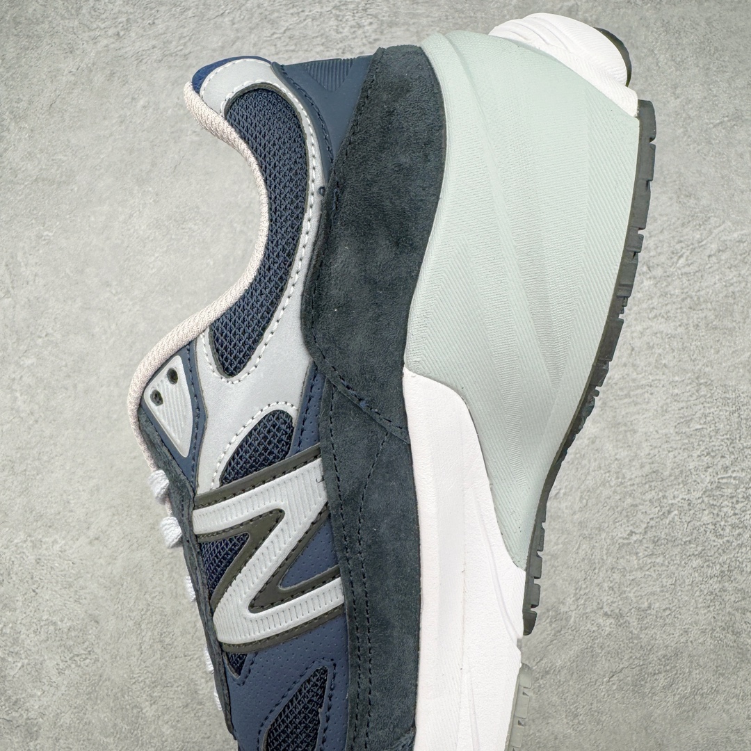 图片[7]-＃K版纯原 New Balance PV990NV6 新百伦NB990V6 藏青色 第六代总统复古慢跑鞋 这是一双极具现代感设计的复古跑鞋 990v6 鞋面大部分面积依旧采用麂皮和织物材质覆盖 从各种细节上看也还是有点 990v5 的影子 但相比 990v5 990v6 鞋面各种材质的拼接会更加复杂 这次 990v6 最大的改变相信大家应该也发现了 就是看上去貌似比 990v4 和 990v5 两代鞋款加起来还要厚的鞋底 其实这是 New Balance 首次采用的三重缓震组合鞋底 除了之前就有的 ABZORB 缓震科技和 ENCAP 中底 这次新加入了 FuelCell 缓震科技 看来舒适度和增高度 都要更上一层楼呀 990v6 的侧标 Logo 设计少见地没有印在绒面皮革上 而是置于网眼面料以及横跨鞋身的皮革织带之上 同时鞋舌上的标签设计并没有延用此前 990v4 和 990v5 采用的样式设计 而是采用了一种新的类似于三角徽章的设计 所以对于鞋款上的更新变化 既有延续经典的设计 也有创新性的改变 尺码：36 37 37.5 38 38.5 39 40 40.5 41.5 42 42.5 43 44 44.5 45-选品中心