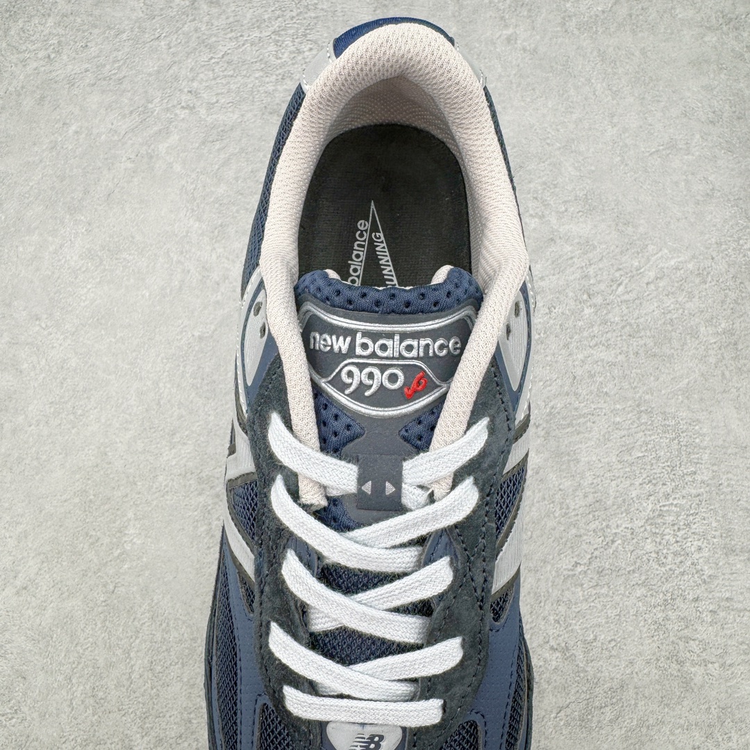 图片[5]-＃K版纯原 New Balance PV990NV6 新百伦NB990V6 藏青色 第六代总统复古慢跑鞋 这是一双极具现代感设计的复古跑鞋 990v6 鞋面大部分面积依旧采用麂皮和织物材质覆盖 从各种细节上看也还是有点 990v5 的影子 但相比 990v5 990v6 鞋面各种材质的拼接会更加复杂 这次 990v6 最大的改变相信大家应该也发现了 就是看上去貌似比 990v4 和 990v5 两代鞋款加起来还要厚的鞋底 其实这是 New Balance 首次采用的三重缓震组合鞋底 除了之前就有的 ABZORB 缓震科技和 ENCAP 中底 这次新加入了 FuelCell 缓震科技 看来舒适度和增高度 都要更上一层楼呀 990v6 的侧标 Logo 设计少见地没有印在绒面皮革上 而是置于网眼面料以及横跨鞋身的皮革织带之上 同时鞋舌上的标签设计并没有延用此前 990v4 和 990v5 采用的样式设计 而是采用了一种新的类似于三角徽章的设计 所以对于鞋款上的更新变化 既有延续经典的设计 也有创新性的改变 尺码：36 37 37.5 38 38.5 39 40 40.5 41.5 42 42.5 43 44 44.5 45-选品中心