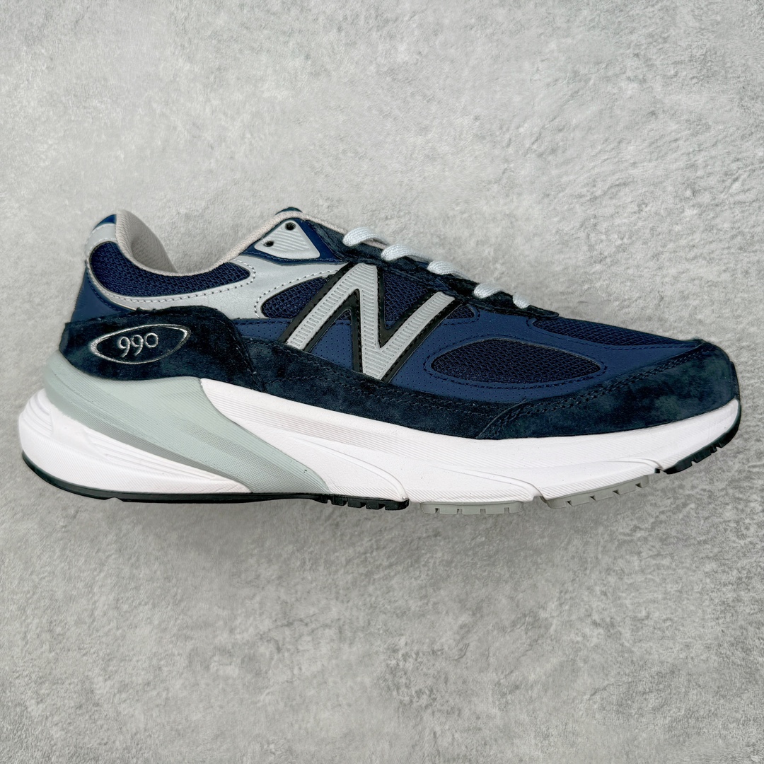 ＃K版纯原 New Balance PV990NV6 新百伦NB990V6 藏青色 第六代总统复古慢跑鞋 这是一双极具现代感设计的复古跑鞋 990v6 鞋面大部分面积依旧采用麂皮和织物材质覆盖 从各种细节上看也还是有点 990v5 的影子 但相比 990v5 990v6 鞋面各种材质的拼接会更加复杂 这次 990v6 最大的改变相信大家应该也发现了 就是看上去貌似比 990v4 和 990v5 两代鞋款加起来还要厚的鞋底 其实这是 New Balance 首次采用的三重缓震组合鞋底 除了之前就有的 ABZORB 缓震科技和 ENCAP 中底 这次新加入了 FuelCell 缓震科技 看来舒适度和增高度 都要更上一层楼呀 990v6 的侧标 Logo 设计少见地没有印在绒面皮革上 而是置于网眼面料以及横跨鞋身的皮革织带之上 同时鞋舌上的标签设计并没有延用此前 990v4 和 990v5 采用的样式设计 而是采用了一种新的类似于三角徽章的设计 所以对于鞋款上的更新变化 既有延续经典的设计 也有创新性的改变 尺码：36 37 37.5 38 38.5 39 40 40.5 41.5 42 42.5 43 44 44.5 45-选品中心