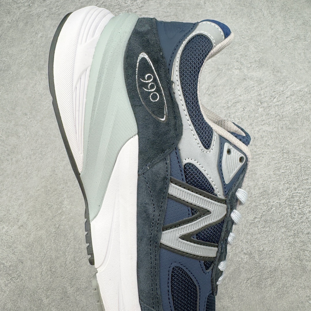 图片[6]-＃K版纯原 New Balance PV990NV6 新百伦NB990V6 藏青色 第六代总统复古慢跑鞋 这是一双极具现代感设计的复古跑鞋 990v6 鞋面大部分面积依旧采用麂皮和织物材质覆盖 从各种细节上看也还是有点 990v5 的影子 但相比 990v5 990v6 鞋面各种材质的拼接会更加复杂 这次 990v6 最大的改变相信大家应该也发现了 就是看上去貌似比 990v4 和 990v5 两代鞋款加起来还要厚的鞋底 其实这是 New Balance 首次采用的三重缓震组合鞋底 除了之前就有的 ABZORB 缓震科技和 ENCAP 中底 这次新加入了 FuelCell 缓震科技 看来舒适度和增高度 都要更上一层楼呀 990v6 的侧标 Logo 设计少见地没有印在绒面皮革上 而是置于网眼面料以及横跨鞋身的皮革织带之上 同时鞋舌上的标签设计并没有延用此前 990v4 和 990v5 采用的样式设计 而是采用了一种新的类似于三角徽章的设计 所以对于鞋款上的更新变化 既有延续经典的设计 也有创新性的改变 尺码：36 37 37.5 38 38.5 39 40 40.5 41.5 42 42.5 43 44 44.5 45-选品中心