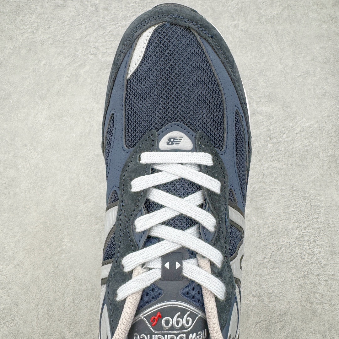 图片[4]-＃K版纯原 New Balance PV990NV6 新百伦NB990V6 藏青色 第六代总统复古慢跑鞋 这是一双极具现代感设计的复古跑鞋 990v6 鞋面大部分面积依旧采用麂皮和织物材质覆盖 从各种细节上看也还是有点 990v5 的影子 但相比 990v5 990v6 鞋面各种材质的拼接会更加复杂 这次 990v6 最大的改变相信大家应该也发现了 就是看上去貌似比 990v4 和 990v5 两代鞋款加起来还要厚的鞋底 其实这是 New Balance 首次采用的三重缓震组合鞋底 除了之前就有的 ABZORB 缓震科技和 ENCAP 中底 这次新加入了 FuelCell 缓震科技 看来舒适度和增高度 都要更上一层楼呀 990v6 的侧标 Logo 设计少见地没有印在绒面皮革上 而是置于网眼面料以及横跨鞋身的皮革织带之上 同时鞋舌上的标签设计并没有延用此前 990v4 和 990v5 采用的样式设计 而是采用了一种新的类似于三角徽章的设计 所以对于鞋款上的更新变化 既有延续经典的设计 也有创新性的改变 尺码：36 37 37.5 38 38.5 39 40 40.5 41.5 42 42.5 43 44 44.5 45-选品中心